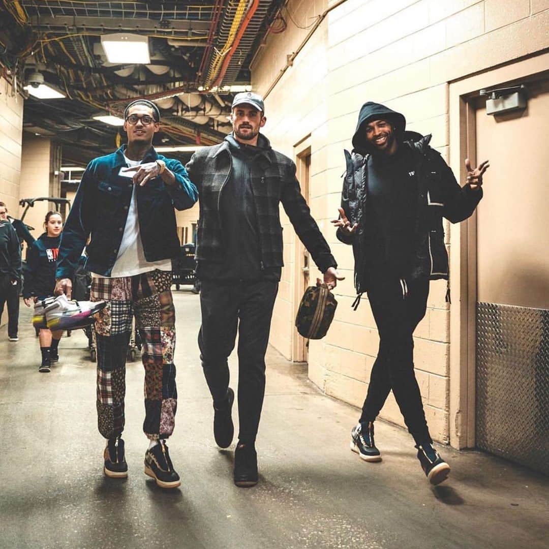 トリスタン・トンプソンのインスタグラム：「Cozy trio 👌🏾」