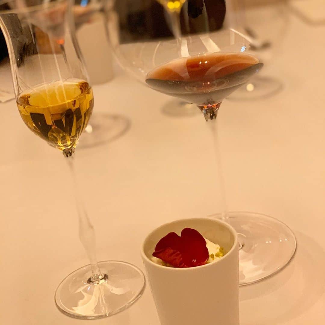 吉田美紀さんのインスタグラム写真 - (吉田美紀Instagram)「・ ・ 2019✳︎今年はたくさん集合できた『飲んべえ会』 ・ 今年最後の集合は 新橋にあるラ・フィネスへ… ・ こだわりの素敵なお料理の数々に  ペアリングワインも 種類豊富に楽しませていただきました˚⁎⁺˳✧༚ 飲んべえ会の忘年会らしい ワインに囲まれた幸せな会でした♡ ・ 華やかで美しいお料理。 シェフのお人柄が表れるような優しいお味でした˚⁎⁺˳✧༚ ・ 写真にも一緒に写っていただき ありがとうございました✨ ・ ・ #french #friends #dinner #tokyorestaurant #tokyogourmet #shinbashi #女子会 #定例会 #忘年会 #東京グルメ #東京レストラン #ラフィネス #レストランラフィネス #新橋 #新橋グルメ #飲んべえ #飲んべえ会」12月8日 8時19分 - miki__yoshida
