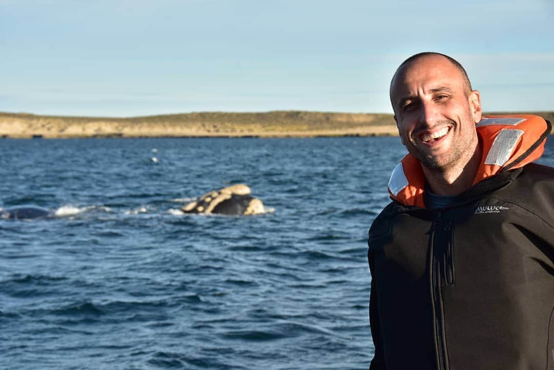 マヌ・ジノビリのインスタグラム：「🇺🇲Whale watching in Puerto Pirámides, one of my favorite family activities in Argentina. Stories coming soon... 🇦🇷Avistaje de ballenas en Puerto Pirámides. Fantástico! Creo que fue mi 4ta o 5ta vez. Una belleza! 📷@brian.l.davies」