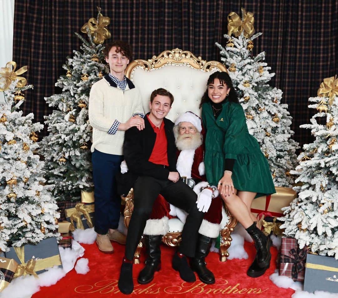 ワイヤット・オレフのインスタグラム：「Happy Holidays everyone :)!Thanks @brooksbrothers and @stjude for inviting us for a wonderful time!」