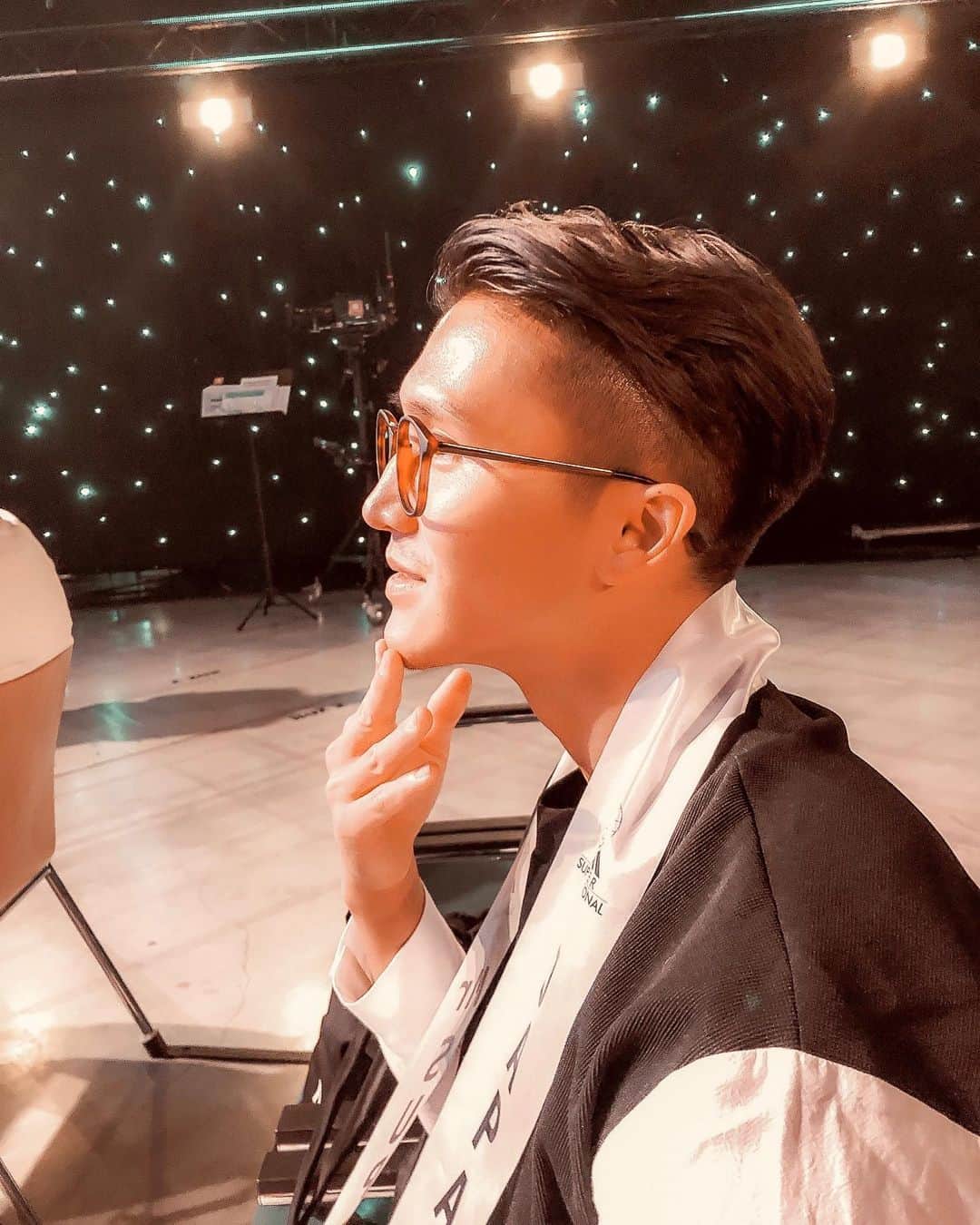 のインスタグラム：「﻿ ﻿ ﻿ ﻿ ﻿ ﻿ 世界を見る ﻿ ﻿ ﻿ ﻿ ﻿ ﻿ ﻿ ﻿ #mistersupranational #supranational #mister #handsome #model #bestbody #spahoteljawor ﻿ #hoteljawor #shirt #suit #pszczolka_cukierki #@pszczolka #slaskie #śląskie」