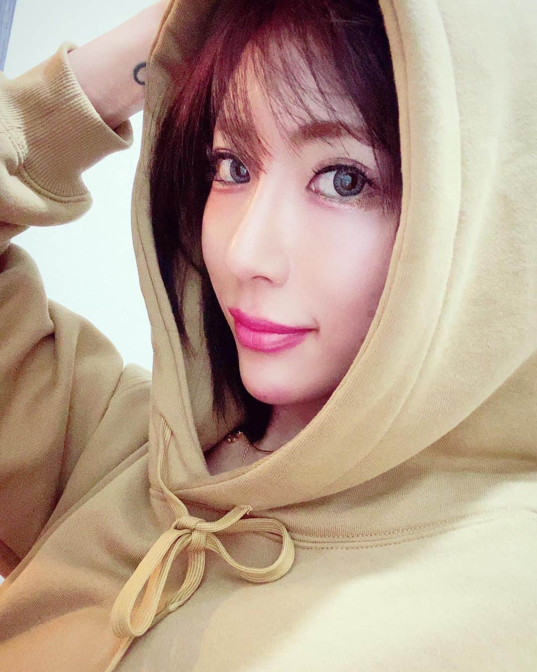 のインスタグラム：「変わらなきゃ 変えなきゃ って思えば思うほど 手付かずで、、 どーしよーもねーな琴って、、 だけど乗り越えれない試練は与えないっていうしさ、、よーし、神社行きたい気分になった！！ #神頼みしがち 笑笑 必ず買うのは#厄除け」