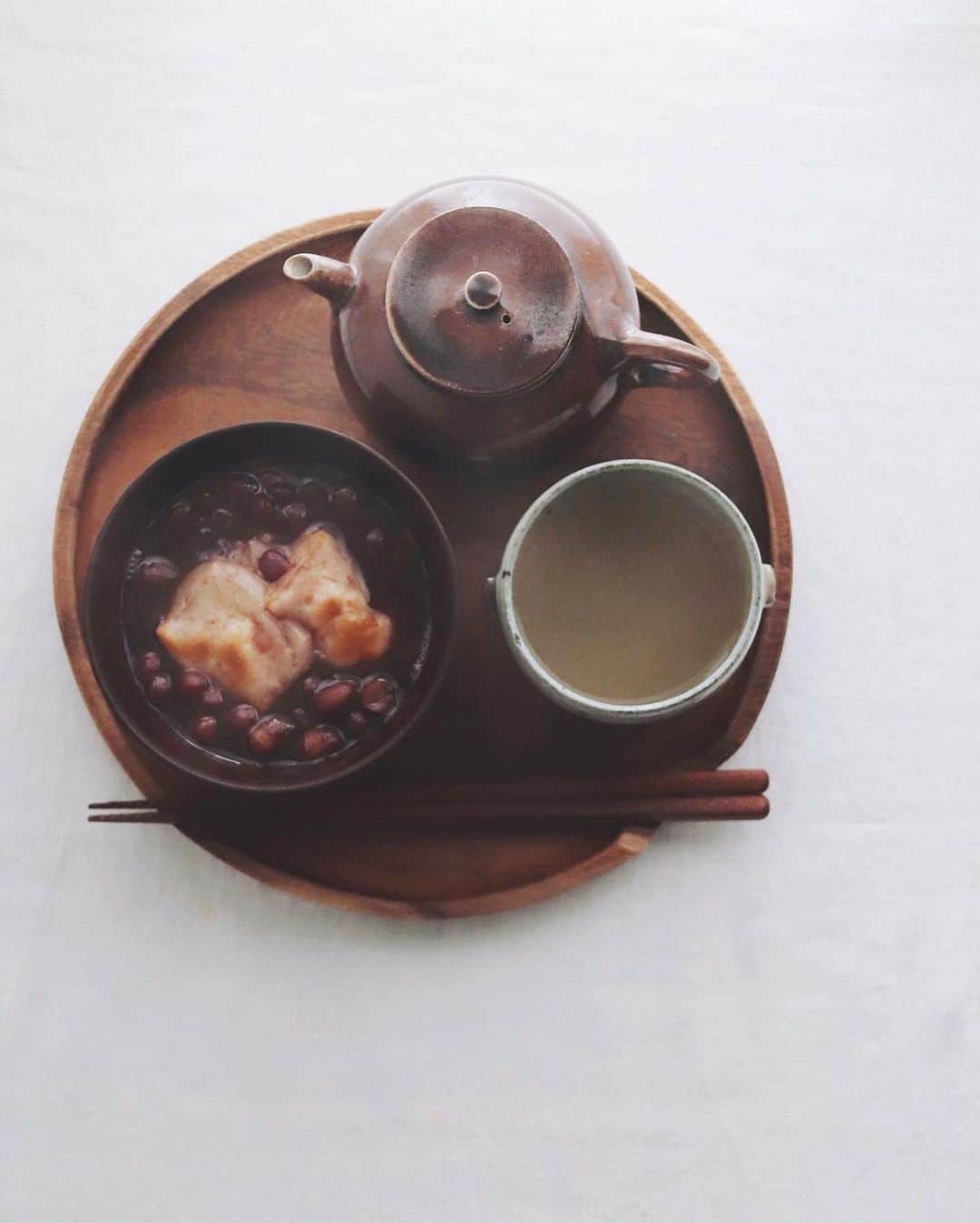 のインスタグラム：「Zenzai . 朝に温かいぜんざい。 あんこ作りの途中の 小豆の粒が残る汁に 餅を焼いて煮た一杯。 . . #あんこ作り #ぜんざい #田舎汁粉 #あずき #甘味 #adzukisoup #zenzai」