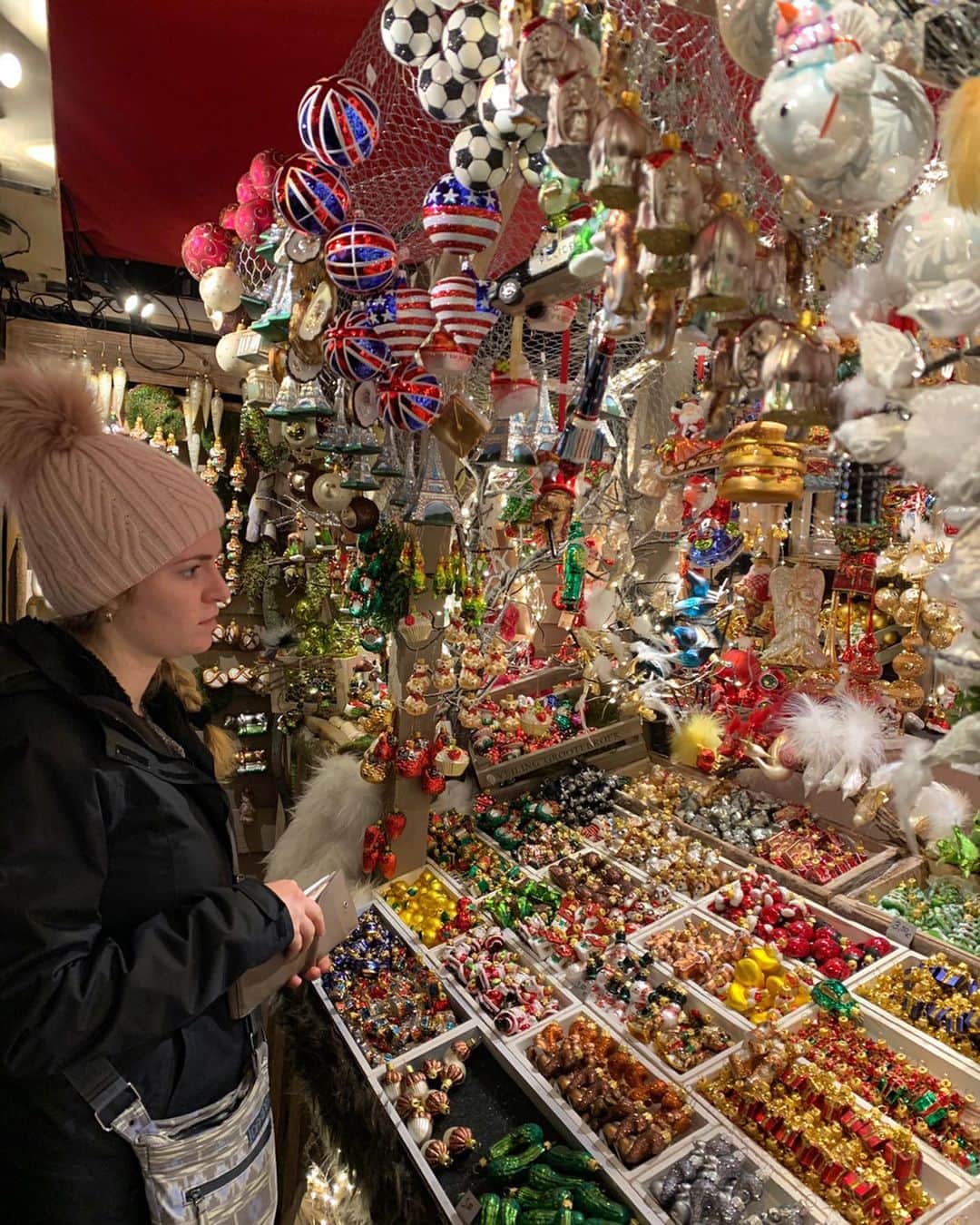 早川茉希さんのインスタグラム写真 - (早川茉希Instagram)「【🇩🇪本場ドイツのクリスマスマーケット🎄】 The best Christmas market ever! Christmas is just around the corner🎅💫 ・ いつか訪れたかったドイツのクリスマスマーケット🎄  ベルリンには60カ所以上もあるそうですが、 宮殿のお庭で開かれるムードたっぷりの #シャルロッテンブルク宮殿 (pic1〜4)と、 人気の#ジャンダルメンマルクト (pic5〜10)へ行ってみました❣️ ・ ライトアップされたシャルロッテンブルク宮殿にうっとり🥺🏰 ドイツ人が飲んでいた黄色いホットドリンクが気になって聞いてみると 「卵のお酒で結構強いよ！」と教えてもらい試飲🤫 アルコール度数17%、甘〜いカスタードのような味で ラム酒も入っていてあったまる〜！⛄️ #アイヤープンシュ という定番のお酒だそう🤗  アメリカで冬に飲む#eggnog と似てる！🥚 ・ 続いて、ベルリン最大のジャンダルメンマルクト🎄🌟 珍しく€１の入場料がかかるマーケットで、 アクセスが良く洗練されたお店が多い人気スポット♥️ ・ オーナメントや雑貨が可愛すぎた😭💕 しかも、🇺🇸のクリスマスマーケットと比べて 安いのが素晴らしい🥺✨ 🇺🇸はオーナメント1個で数十ドルするけど、 ドイツは€3〜買える💓 （ドイツ人の友達は、アメリカが高すぎるだけと言ってた😂） 可愛いサンタとノームの置き物を 無事、割らずに連れて帰りました🎅  ドリンクは、お茶やコーヒー、 ワイン以外のお酒も豊富！ もちろんソーセージやラクレットチーズなど フードメニューも美味しかった♥️ ・ #berlin #christmasmarket #germany🇩🇪 #lovetraveling #christmasvibes #trip #ベルリン #ベルリン旅行 #ドイツ旅行 #クリスマスマーケット #念願の場所 #ミュンヘンも行ってみたい #charlottenburgpalace #gendarmenmarkt #タビジョ #旅行好きの人と繋がりたい #アメリカ生活 #ヨーロッパ旅行 #ホリデーシーズン最高 #🎄 #🎅 #🇩🇪」12月8日 8時47分 - maki_hayakawa