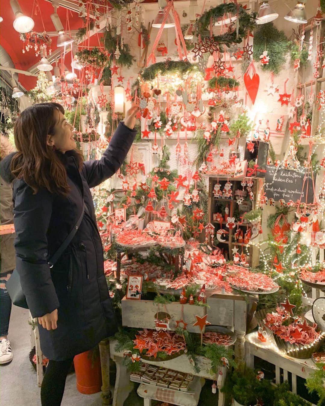 早川茉希さんのインスタグラム写真 - (早川茉希Instagram)「【🇩🇪本場ドイツのクリスマスマーケット🎄】 The best Christmas market ever! Christmas is just around the corner🎅💫 ・ いつか訪れたかったドイツのクリスマスマーケット🎄  ベルリンには60カ所以上もあるそうですが、 宮殿のお庭で開かれるムードたっぷりの #シャルロッテンブルク宮殿 (pic1〜4)と、 人気の#ジャンダルメンマルクト (pic5〜10)へ行ってみました❣️ ・ ライトアップされたシャルロッテンブルク宮殿にうっとり🥺🏰 ドイツ人が飲んでいた黄色いホットドリンクが気になって聞いてみると 「卵のお酒で結構強いよ！」と教えてもらい試飲🤫 アルコール度数17%、甘〜いカスタードのような味で ラム酒も入っていてあったまる〜！⛄️ #アイヤープンシュ という定番のお酒だそう🤗  アメリカで冬に飲む#eggnog と似てる！🥚 ・ 続いて、ベルリン最大のジャンダルメンマルクト🎄🌟 珍しく€１の入場料がかかるマーケットで、 アクセスが良く洗練されたお店が多い人気スポット♥️ ・ オーナメントや雑貨が可愛すぎた😭💕 しかも、🇺🇸のクリスマスマーケットと比べて 安いのが素晴らしい🥺✨ 🇺🇸はオーナメント1個で数十ドルするけど、 ドイツは€3〜買える💓 （ドイツ人の友達は、アメリカが高すぎるだけと言ってた😂） 可愛いサンタとノームの置き物を 無事、割らずに連れて帰りました🎅  ドリンクは、お茶やコーヒー、 ワイン以外のお酒も豊富！ もちろんソーセージやラクレットチーズなど フードメニューも美味しかった♥️ ・ #berlin #christmasmarket #germany🇩🇪 #lovetraveling #christmasvibes #trip #ベルリン #ベルリン旅行 #ドイツ旅行 #クリスマスマーケット #念願の場所 #ミュンヘンも行ってみたい #charlottenburgpalace #gendarmenmarkt #タビジョ #旅行好きの人と繋がりたい #アメリカ生活 #ヨーロッパ旅行 #ホリデーシーズン最高 #🎄 #🎅 #🇩🇪」12月8日 8時47分 - maki_hayakawa
