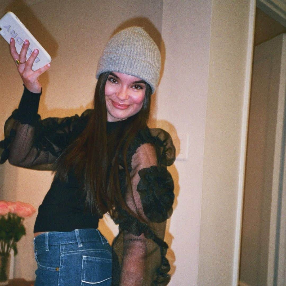 ランドリー・ベンダーのインスタグラム：「Would you ever know by my face that there were 3 dogs barking and a baby screaming right next to me???」