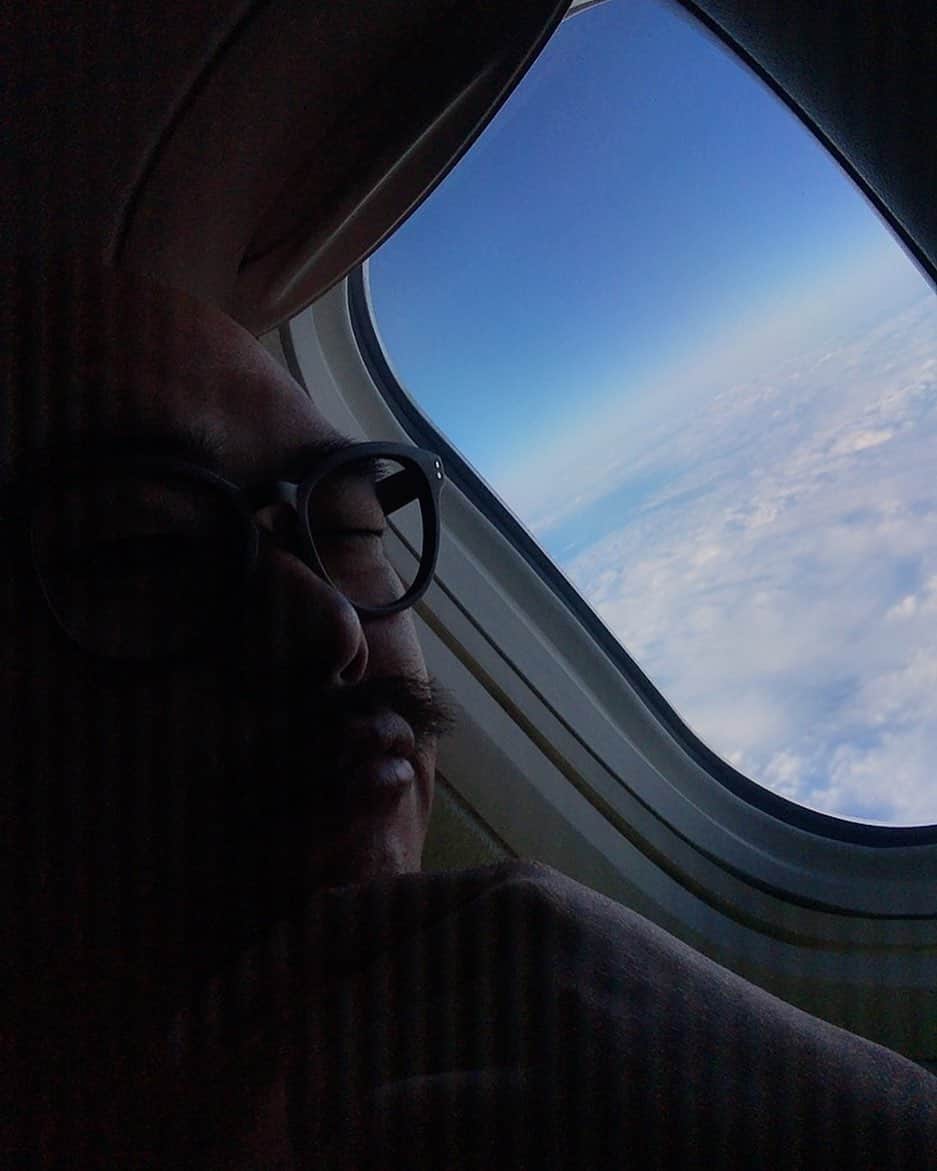 クロちゃんさんのインスタグラム写真 - (クロちゃんInstagram)「そーらを自由に飛びたいなー  はい！ 幽体離脱〜♪」12月8日 8時52分 - kurochandesuwawa