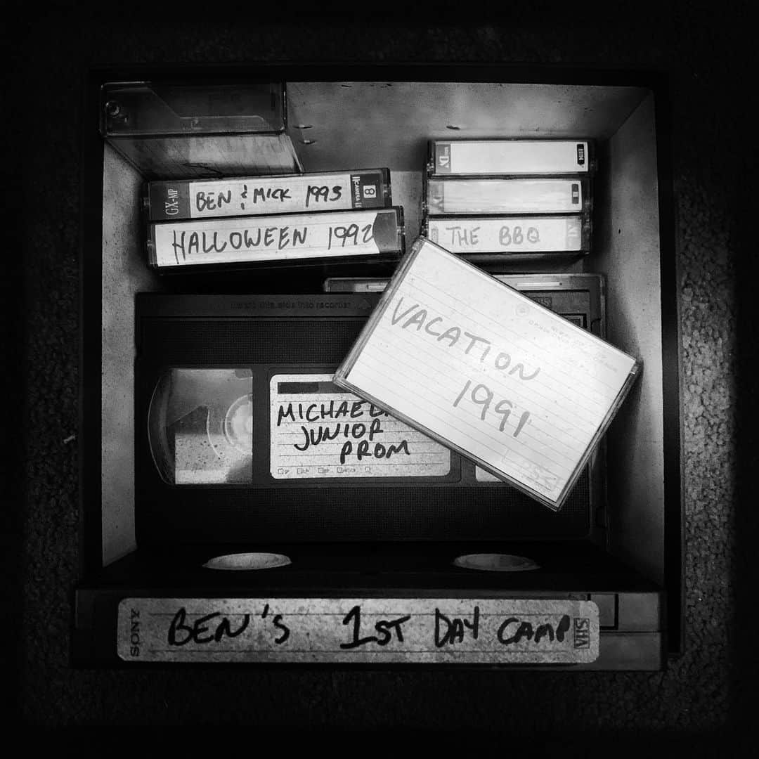 ジョシュア・ダラスのインスタグラム：「That’s a wrap on season 2 of @nbcmanifest. Best way to celebrate is to watch old Ben and Mick home videos. #manifest #b&m1993 #homevideo」