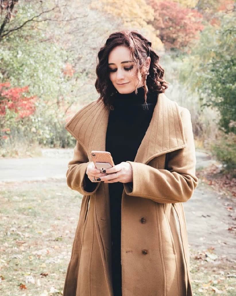 ケイトリン・オズモンドのインスタグラム：「Being away from home a lot, I’m over the moon that technology exists! It’s a way for me to stay connected. It’s a way I can still be with my friends even though I’m forever away.  I complain about the negatives of social media so much, but being able to see what my past and present are experiencing is a huge positive! I miss my friends a lot. But it’s great to still know they are there when I need them! . . . . 📸: @barbaraannsolomon  #poweroffriendship #poweroftechnology #lifeconnected #iphone #aritzia #freshair #outdoorlifestyle」