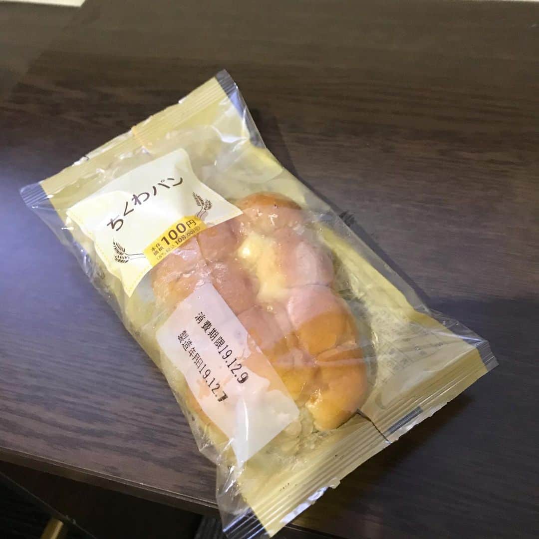 わたなべだいすけさんのインスタグラム写真 - (わたなべだいすけInstagram)「これがボクの好きなセイコーマートのちくわパン。」12月8日 9時28分 - daisukewhatanabe