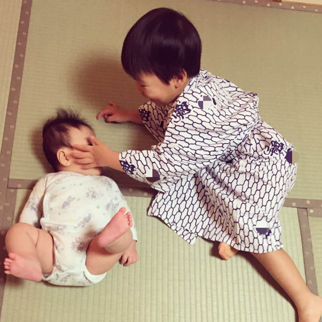 蒲生麻由のインスタグラム：「兄弟ショット😚  #兄弟 #３学年差 #3monthsbaby #babyboys #2歳10ヶ月 #兄弟愛 #仲良し #mamalife #温泉旅行」