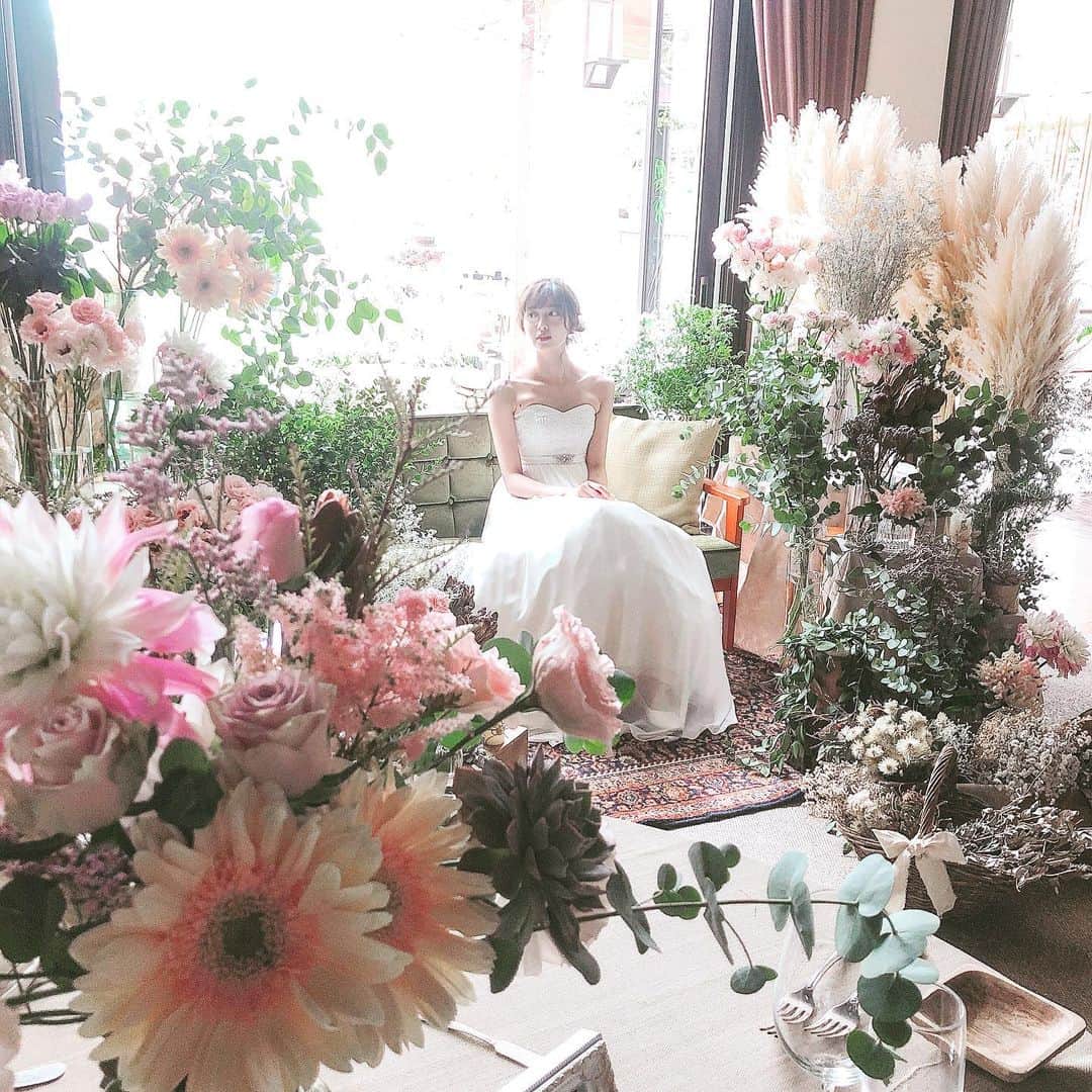 間瀬遥花さんのインスタグラム写真 間瀬遥花instagram いつかのオフショット セッティング待ちかな ぼーっと座ってるとこスタッフさんが撮ってくれてた ブライダル ブライダル撮影 ブライダルフォト ブライダルカメラマン ブライダルモデル