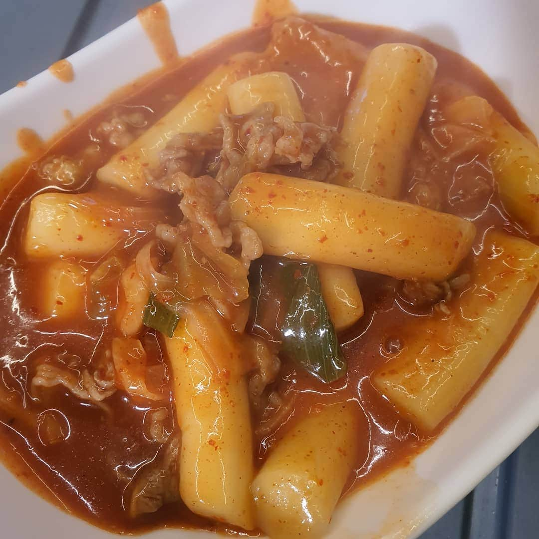 パク・ヘソンさんのインスタグラム写真 - (パク・ヘソンInstagram)「차돌떡볶이 진짜 너무 맛있어오.. 홀서빙 하다가 집어먹으면 어떡하지 ㅠㅠ❤ 여러분 오늘 떡튀순 드시러 다모아분식으로 오세요!!! 오시면 혜서니가 서빙알바 하고있습니다 😛 오후 12시 ~ 6시까지 운영합니당 #유투브 #촬영 #돼지상회」12月8日 9時44分 - hyesunee