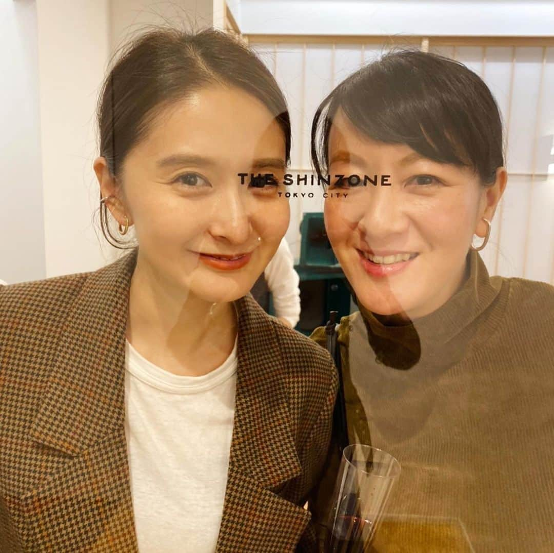 海下真夕さんのインスタグラム写真 - (海下真夕Instagram)「. 大好きなブランド @shinzone_official 🧡  写真は表参道店オープンの時の㊗️🥂✨ #あの会 の2人と👭💛 #newopen#おめでとうございます . . ......................... この時予約した、SEIKOとのコラボウォッチが昨日（12/7）発売されました😊 お迎えするのが楽しみです☺️💕. .  クリスマスプレゼントにお悩みの方は是非☺️🎁 . . . #shinzone #seiko #watch #表参道 #shopping #時差投稿 #にも程がある #20191031」12月8日 10時25分 - kaigeworld