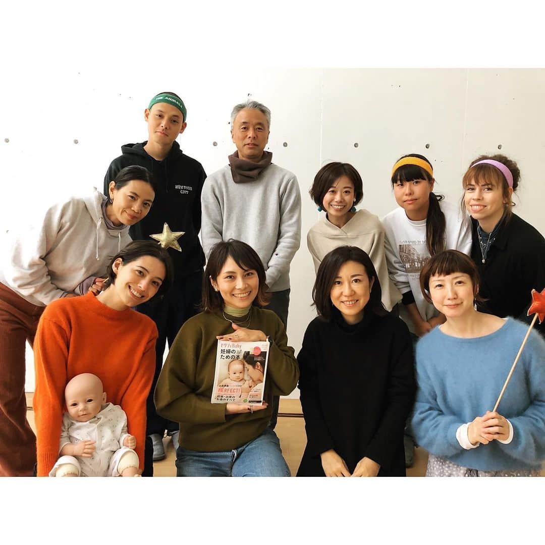 のインスタグラム：「On to her next journey!!!!!🕊🕊🕊🎉 いつも楽しく撮影させて頂いてる @zexy_baby の編集部、松本さんが卒業です！👩‍🎓 ゼクシィbabyの撮影を始めてからもう3年！  彼女は忙しい編集のお仕事をこなしながら、撮影現場ではいつも明るくて、ママが持つベビーへの優しさを教えてくれます。思いを込めた#ゼクシィbaby の一冊は、世の中のママになる女性たちの強い味方です👊  素敵な松本さんとお仕事ができて良かった！ もう一緒に撮影で会えないのが残念だけど、これからの活躍が楽しみです。今まで本当にありがとうございました💗💗 📽 卒業式 directed by @osamuyokonami」