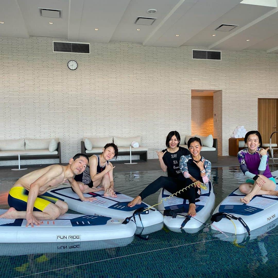 のインスタグラム：「ハレクラニ沖縄　@halekulani_okinawa  ハレクラニサップヨガレッスン🏄‍♀️🌞 昨日まで暴風雨だった沖縄、今朝は青空の晴天、風はまだ強いけど気持ちいいっ🤩  4人のゲストのみなさんと朝からサップヨガにコアトレ🧘‍♀️🏄‍♀️プルプルして、プールに落っこちたり、ケラケラ笑って楽しい時間になりました😆みなさま、ありがとうございました🙏  ハレクラニ沖縄では、暖かい室内プールでサップヨガレッスンを行います🙋‍♀️かなりコアトレやるので、汗だくに💦朝から身体を動かして脂肪燃焼しやすい身体作りをしませんか❓  #halekulaniokinawa  #supyoga  #halekulanisupyoga  #田中律子監修ハレクラニサップヨガ  #jsya #脂肪燃焼 #supcore」