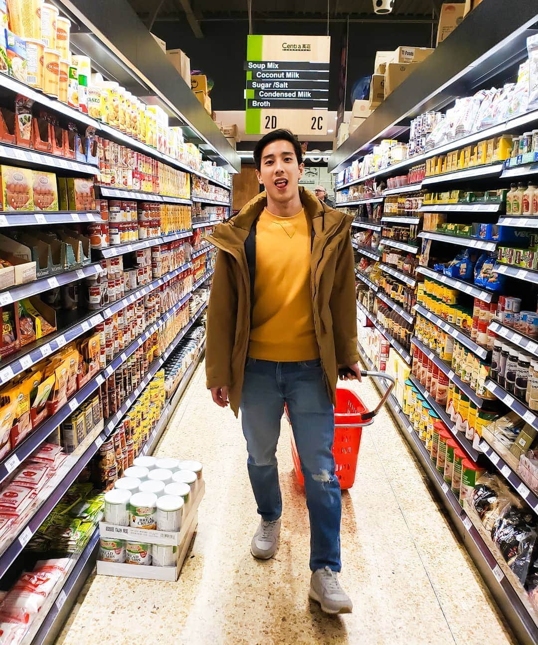 ジュリアン志傑乙さんのインスタグラム写真 - (ジュリアン志傑乙Instagram)「One way to relief exam stress; grocery shopping 😂 . . . . . . . . . . . . . . . . #groceries #shopping #supermarket #grocerystore #uniqlo #uniqlomalaysia #uniqlomy #fun #stress #examstress #exam #stressrelief #therapy #fun #relax #relaxing」12月8日 10時24分 - julianyeeee