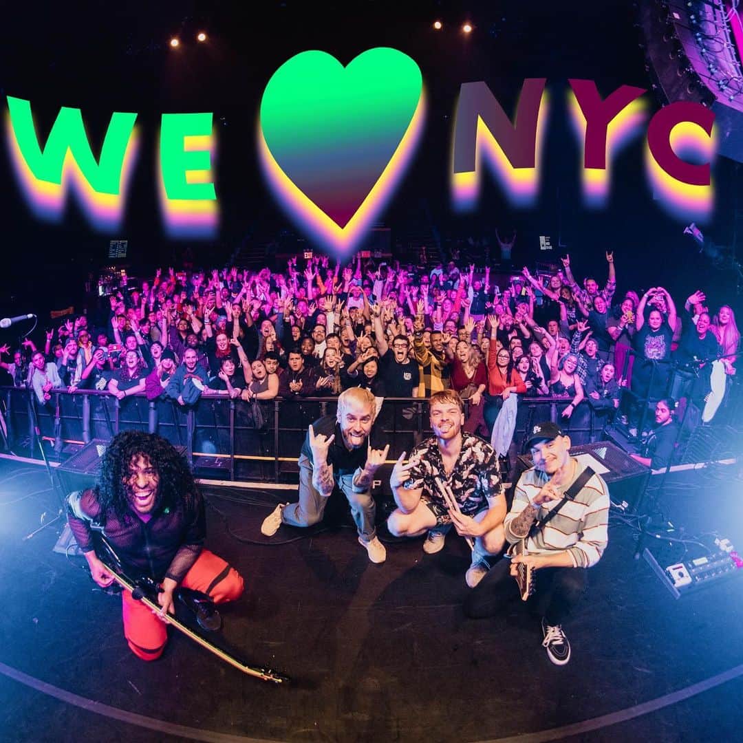 のインスタグラム：「NYC 💚 We love you!!! 😭 That was insane yesterday. Don’t forget we have another show Monday night! 🔥」