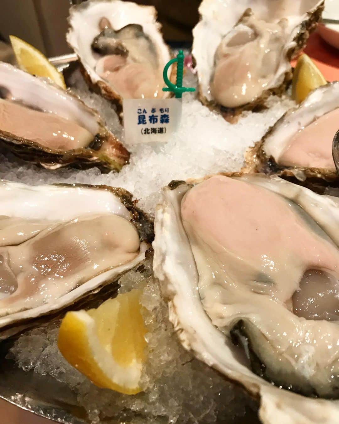omatsuriccoのインスタグラム：「オイスター会 ・ ストーリーにも載せたけどw ・ ひたすら生牡蠣を食べ続ける会。 ・ 希少価値の春香はお店につくなり数を抑える強欲さな私たち🤣 ・ どれも美味しいけど、やっぱり春香が好き～。 昆布森も美味しいけど、昨日は春香が1番✨ 他にも食べたけど写真は5種類しかなかったわ🦪」