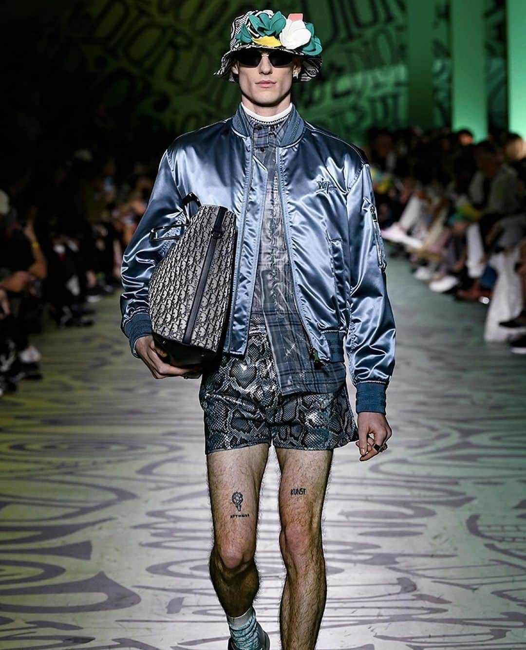 HYPEBEASTさんのインスタグラム写真 - (HYPEBEASTInstagram)「@hypebeaststyle: This week @dior presented its Fall/Winter 2020 menswear collection in Miami, showcasing a line-up of clothing designed in collaboration with Shawn @stussy and jewelry by @ambush_official's Yoon Ahn. Notable pieces exhibited on the runway include a limited-edition metal saddle bag, as well as various garments sporting a reworked graffiti-indebted version of the Dior moniker. Click the link in bio to take a look at the full Dior Menswear Fall/Winter 2020 runway show.⁠⠀ Photo: Dior」12月8日 11時01分 - hypebeast