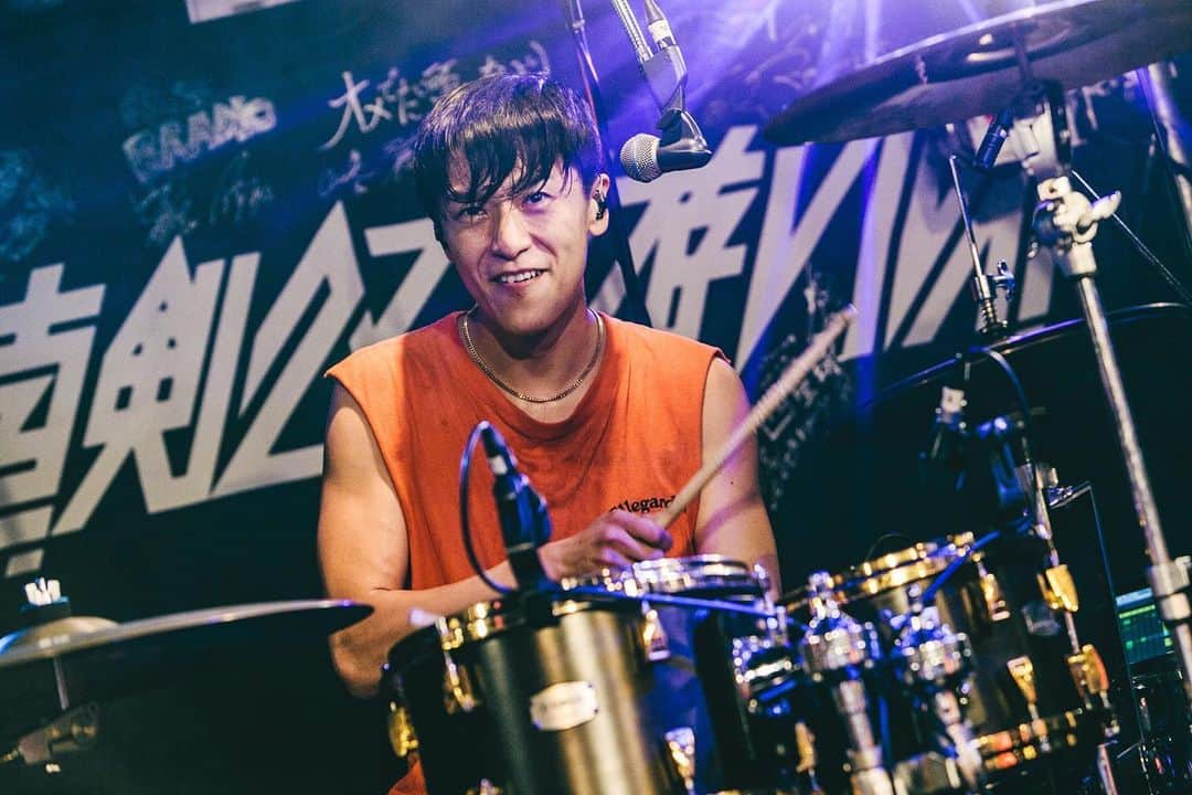 Bunta のインスタグラム：「おめでたい頭でなにより♨️ 新潟熱かったー🔥 📸　@a2c1976  #totalfat #おめでたい頭でなにより  #drumforhappy #シャクれドラマー  #yamahadrums #zildjiancymbals」