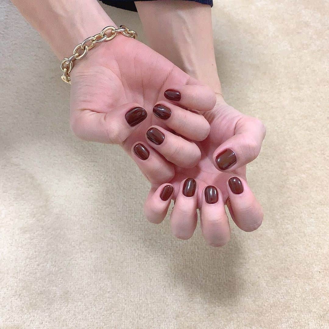 のインスタグラム：「* * 今年最後のネイルは赤茶です〜 ワンカラーが定番化。 _ @kananails_loiseaubleu . .」