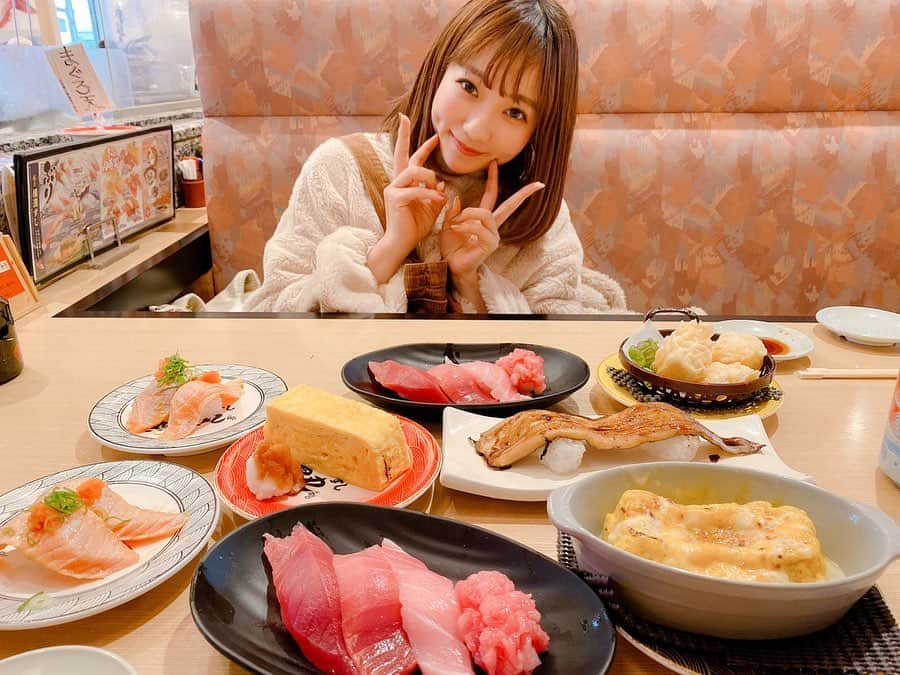 夏川愛実のインスタグラム：「ㅤㅤㅤㅤㅤㅤㅤㅤㅤㅤㅤㅤㅤ 寿司はととまる🍣 魚魚丸さんぜひみんなも 行ってみてね💓 ㅤㅤㅤㅤㅤㅤㅤㅤㅤㅤㅤㅤㅤㅤㅤㅤㅤㅤㅤㅤㅤㅤㅤㅤㅤㅤ 好きなネタはエビとサーモン🦐 ととまる名物の焼き玉子と穴子もだいすき💓💓 ㅤㅤㅤㅤㅤㅤㅤㅤㅤㅤㅤㅤㅤㅤㅤㅤㅤㅤㅤㅤㅤㅤㅤㅤㅤ #魚魚丸#回転寿司#ととまる #お寿司#寿司#マグロ」