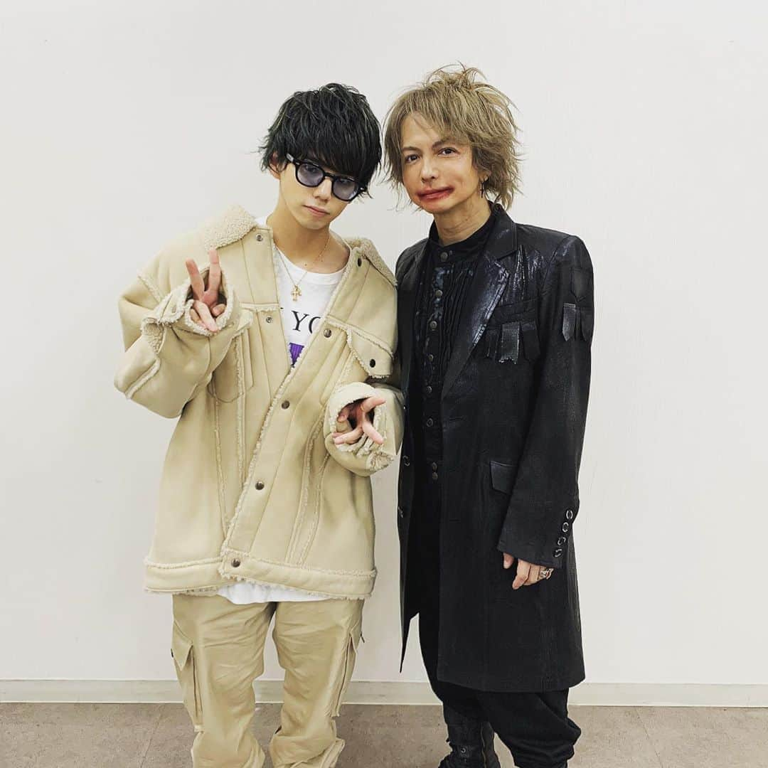 Hiroさんのインスタグラム写真 - (HiroInstagram)「hydeさんのLIVEに遊び行かせてもらいました！ 最高にカッコよかったです！  #hyde #幕張メッセ #いつまでも変わらない #若々しいたけ #なんかどんどん若返ってる気がする #ベンジャミンバトンかよ #数奇な人生 #人生で大切なモノって健康とかお金とか自分らしさとか色々あるけど #結局土日 #木曜日は消化試合 #土日とスマホで世界は回る #あとエアコン #無人島に持ってくモンはナイフとかライターじゃなくてスマホとエアコン #あとは勝手にインスタ映えすんだろ #こいよ」12月8日 21時53分 - hiro_mfs_official