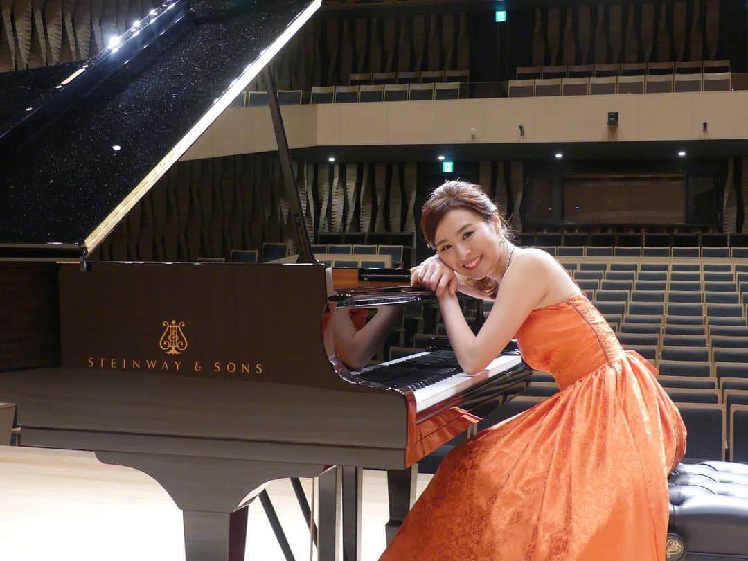 森本麻衣のインスタグラム：「みかん色🍊ドレス orange🍊dress . . 📸Lumix25-600 . #maimorimoto#piano#pianist#concert#iyo#iyoshi#ehime#🎹#👗#steinway #steinwayandsons #orange#dress #森本麻衣#ピアノ#ピアニスト#伊予市#愛媛#愛媛県#コンサート#子育て#フォーラム#子育て支援課#ホール#iyo夢みらい館#iyo夢みらい館文化ホール#スタインウェイ#グランドピアノ #ドレス#オレンジ」