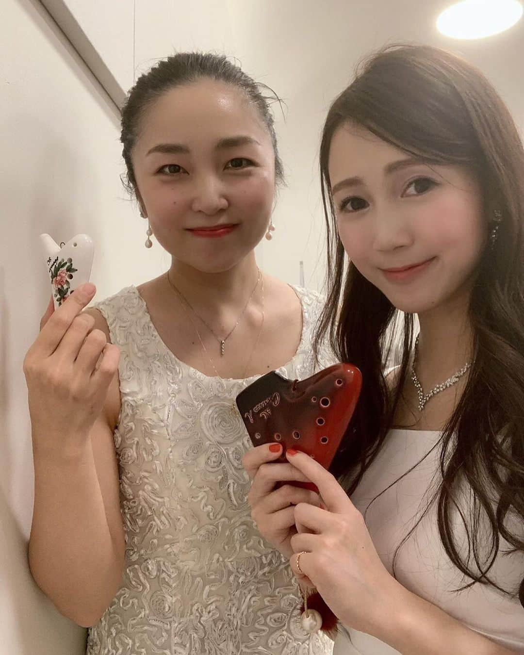 若林愛さんのインスタグラム写真 - (若林愛Instagram)「今日は白ドレス✨ オカリナ 君塚仁子さんと武蔵野プレイスでオカリナ DUOコンサートでした💓 .  #オカリナ #Ocarina #オカリーナ #Osawa #若林愛 #君塚仁子 #オカリナのリーナ #武蔵野プレイス #武蔵境 #トリプレットオカリナ #ドレス #白ドレス」12月8日 21時55分 - megumi.cl