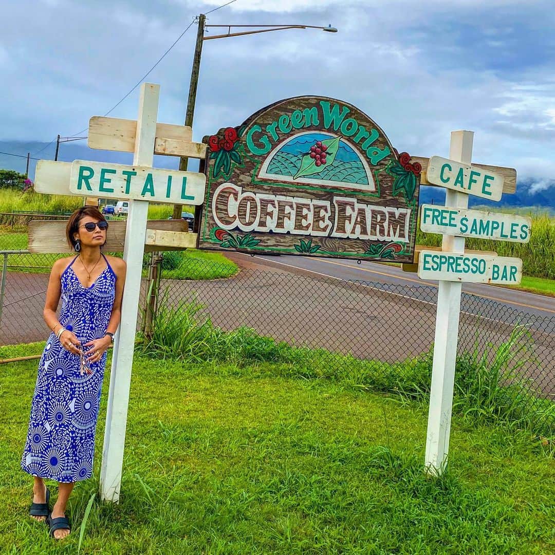 彩海のインスタグラム：「. . Green World Coffee Farm . (グリーンワールドコーヒーファーム) . ドールプランテーションとか ノースショアの行き帰りに 寄るのに便利な場所！ . たーくさんのコーヒー豆があって 悩んじゃうけど 試飲もさせてくれるよ！ . もちろん、カフェとしても⭕️ トイレもあるしＳＡ的なw . . レトロで可愛くておすすめです♡ . . . #coffeelover #coffee#coffeefarm #hawaii#hawaiiancoffee #konascoffee #northshore #doleplantation #コーヒー#ハワイ #ハワイ旅行#ハワイ大好き #ハワイ観光#コナコーヒー#コーヒー農園」