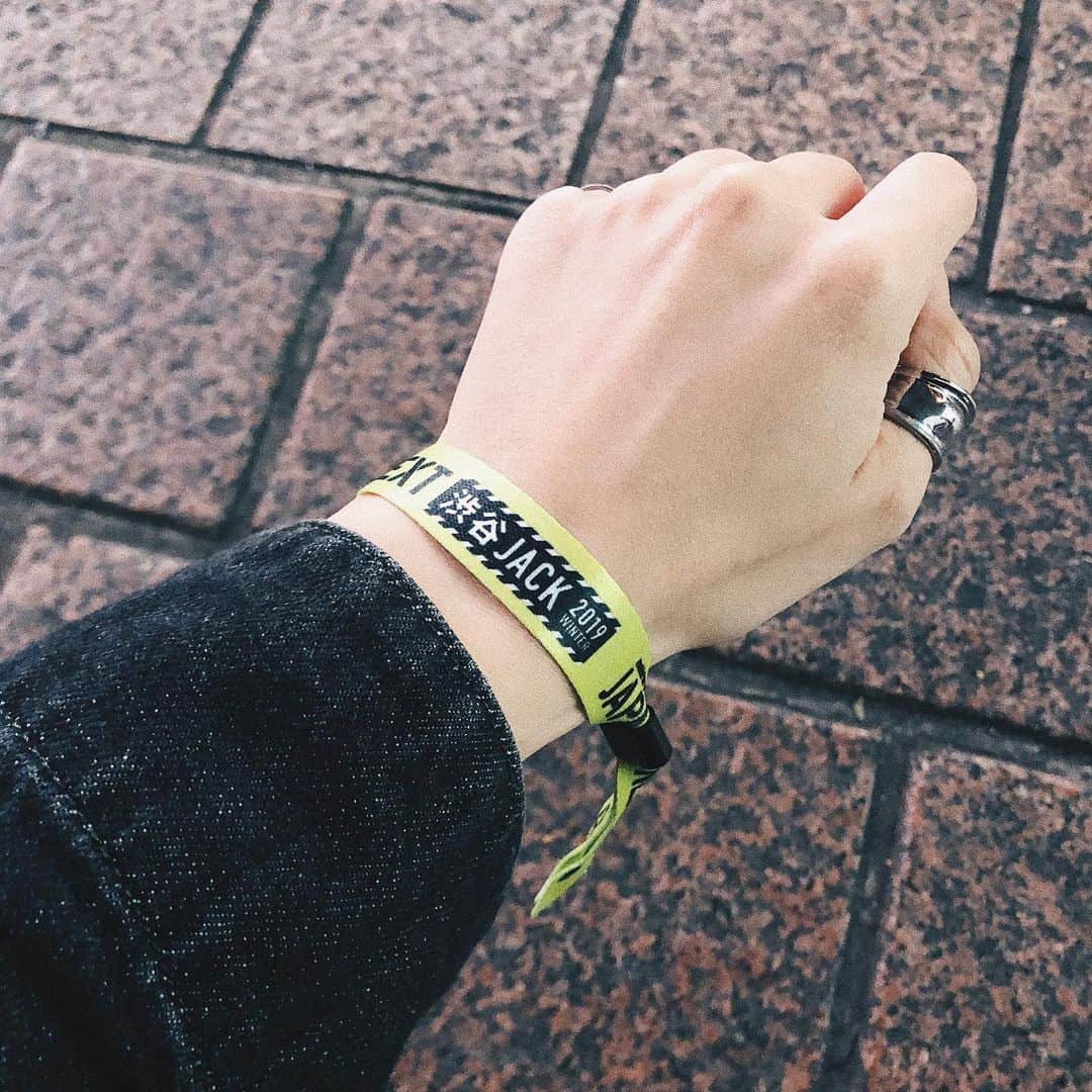 かほこ。さんのインスタグラム写真 - (かほこ。Instagram)「ㅤㅤㅤㅤㅤㅤㅤㅤㅤㅤㅤㅤㅤ ㅤㅤㅤㅤㅤㅤㅤㅤㅤㅤㅤㅤㅤ JAPAN'S NEXT 渋谷JACK 2019 WINTER ㅤㅤㅤㅤㅤㅤㅤㅤㅤㅤㅤㅤㅤ 丸つけてあるのは理想でした 実際は下のタグ。 Mega Shinnosukeは見逃していた、、 ㅤㅤㅤㅤㅤㅤㅤㅤㅤㅤㅤㅤㅤ ズーカラデルはリハから贅沢だった〜！ ボイガルがいたから今日来れました。 ボイガルいなかったらチケット譲ってしまってた。 今日もシンゴさんは全力で楽しんで歌ってて 心臓ガッツリ掴まれました。 ありがとう。 ㅤㅤㅤㅤㅤㅤㅤㅤㅤㅤㅤㅤㅤ #japansnext #渋谷JACK #ジャパネク #denims #ズーカラデル #theboysandgirls #ドラマストア #osage #hakubi #thequietroom #thisislast #thesongbards #リュックと添い寝ごはん」12月8日 20時22分 - xxokohakxx