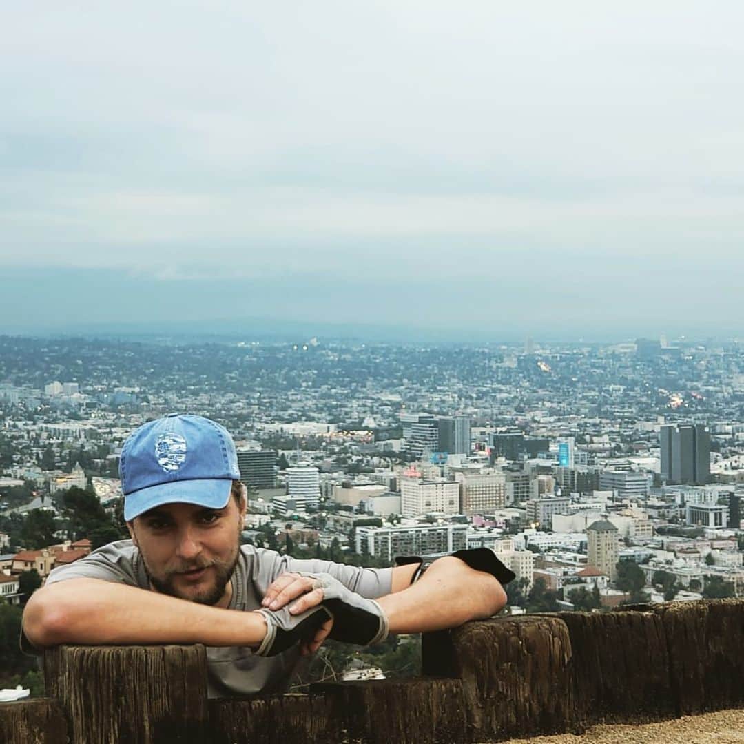 Showtekのインスタグラム：「Lots of fake stuff in LA but the smog is real」