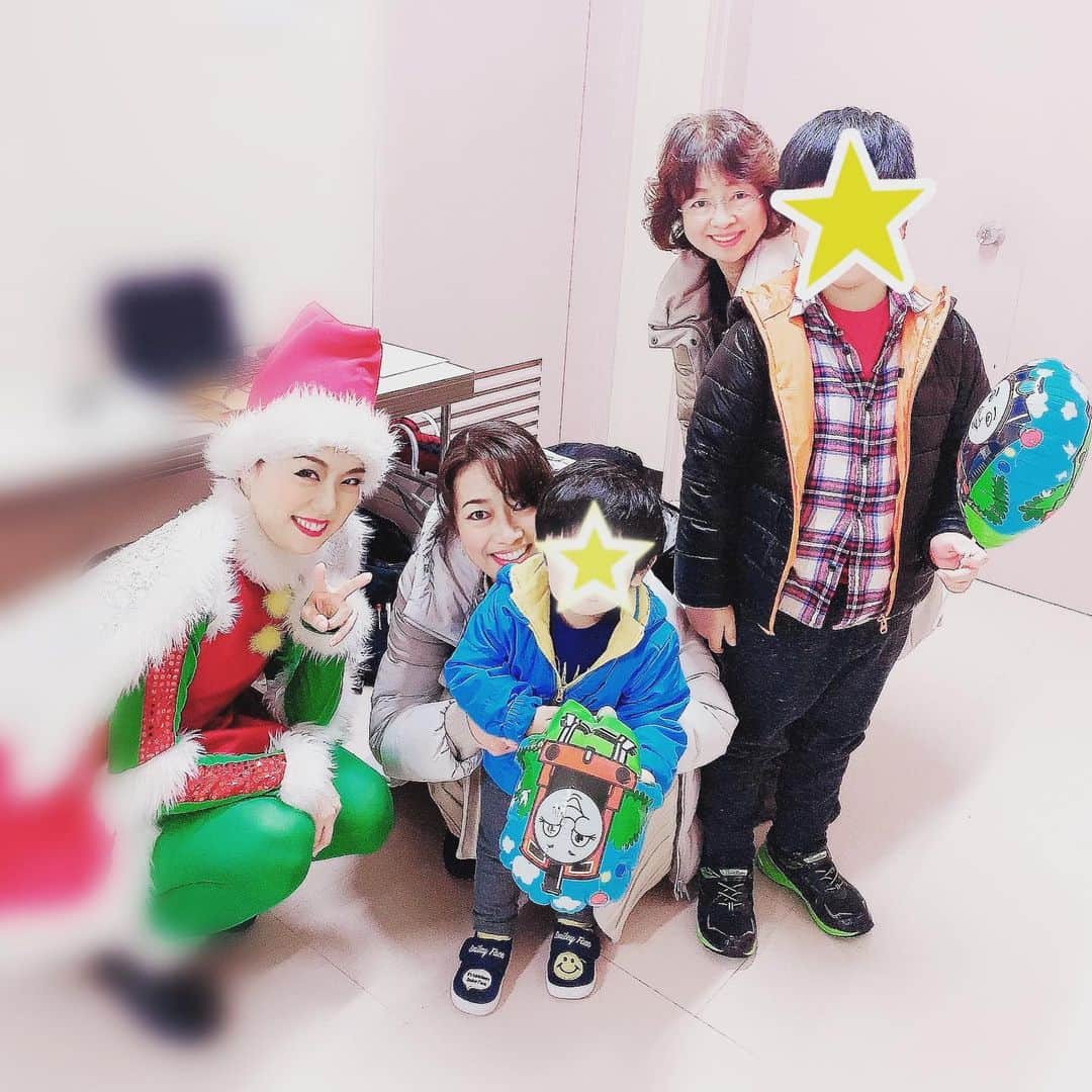 愛純もえりのインスタグラム：「一輝慎さんがお子ちゃまと一緒に見に来てくださいました🚂✨✨✨ . 一輝慎さんは2期上の先輩で、なんと、寮で同室として生活させて頂いていたのです❣️ . 初めての上級生との生活、そして仕事では初舞台を控えていたので精神的にもピリピリしていたはずなのに、 一輝さんはいつも穏やかで優しくて、お部屋に帰ると癒されておりました🌹 . . そんな一輝さんとの久々の再会🌟 客席でも楽しんで下さってるのがよくわかって、とっても嬉しかったです✨ お子ちゃま達もトーマスに会えて喜んで貰えたみたい❣️ . 私の方が元気を沢山頂きました‼️ 本当に本当に、お会いできて嬉しかったです❤️ 一輝さん、ありがとうございました❤️ #一輝慎 さん #トーマスクリスマスコンサート」