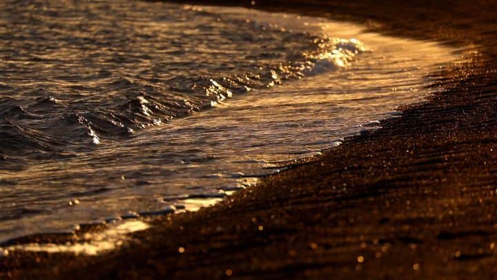 鹿児島よかもん再発見のインスタグラム：「指宿市の田良浜にて(^-^)/ 知林ヶ島につながる浜があり、かつては海軍基地があり、水上機による特攻隊が飛び立った場所でもあります。  朝陽に照らされる早朝の浜で、のんびりするのも悪くないものです。  #鹿児島 #鹿児島観光 #指宿市 #指宿観光 #どんどん鹿児島 #海 #早朝 #鹿児島の風景」