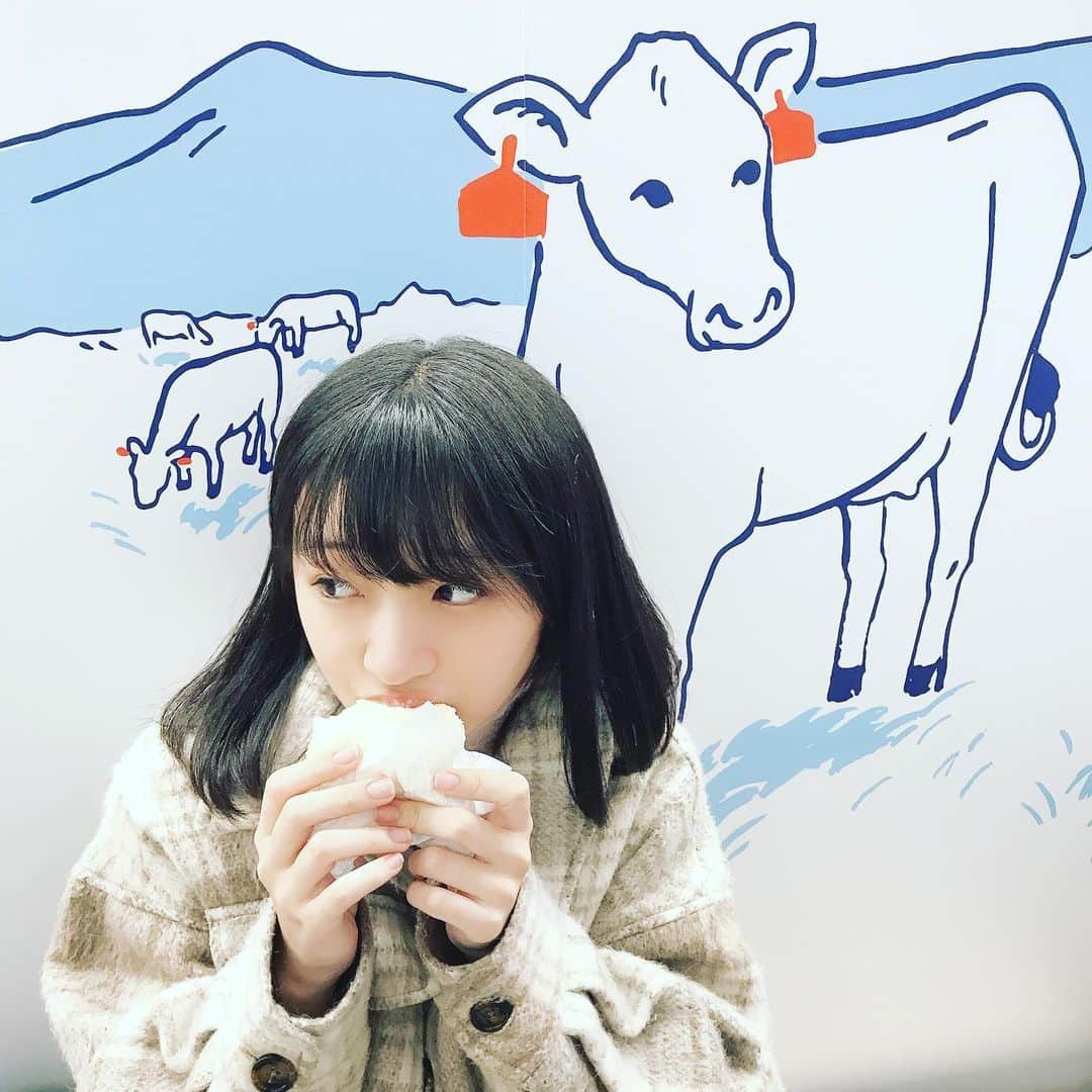 前野えまさんのインスタグラム写真 - (前野えまInstagram)「ライブが終わった後ママと待ち合わせをしてずっと食べてみたかった「グッドモーニングテーブル」の「生クリームバーガー」を食べに行きました！ 北海道の「小樽洋菓子舗ルタオ」を運営するところの新ブランドの洋菓子とのことで、とにかく生クリームがすごく美味しかったです！ 今度は今日完売だった「あんバター 生クリームバーガー」も食べてみたいな😋お留守番の家族にもお土産に買って行きました。 イートインスペースの壁も可愛い💕  #生クリームバーガー #生クリーム #スイーツ #グッドモーニングテーブル #北海道 #洋菓子舗 #ルタオ #スイーツ好きな人と繋がりたい #スイーツテロ #本日のおやつ #前野えま  #whipcream #burger #hokkaido #sweets #delicious #todayssweets  #follow #followme #instagram #instafollow #instagood #tagsforlikes #tflers #tagsforlikesapp #idol #actor #actress」12月8日 20時26分 - maeno_ema