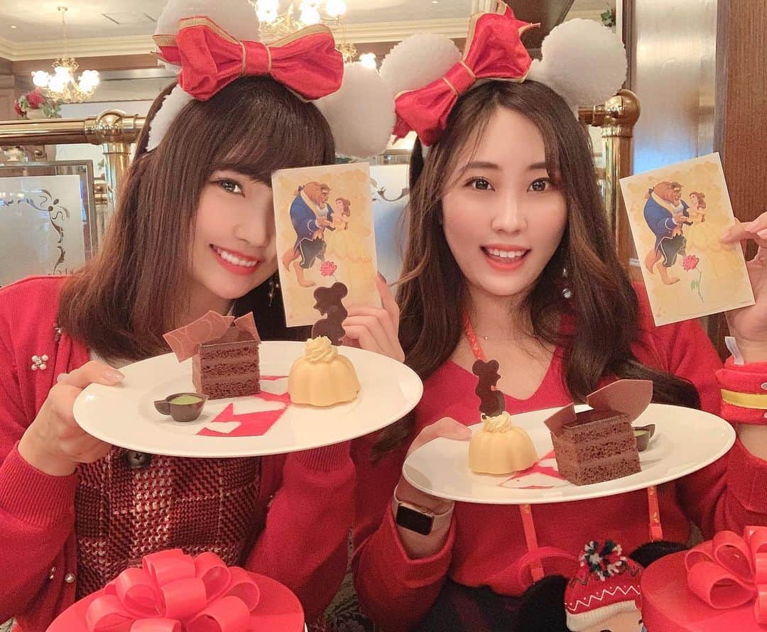 浅井麻里さんのインスタグラム写真 - (浅井麻里Instagram)「🥀🥀﻿ ﻿ 二人とも赤❤️﻿ クリスマスコーデ🎄🎅﻿ ﻿ この時わたし眼帯女だったから、﻿ 撮影の時はポストカードで目隠し😂（笑）﻿ ﻿ ﻿ ディズニーランドのイーストサイドカフェで﻿ クリスマススペシャルセット✨🍽﻿ ﻿ 美女と野獣のデザートおしゃれ🥀﻿ ベルと、野獣(チョコケーキ)モチーフ♥️👸🦁﻿ ﻿ ﻿ 食べ歩きフードも大好きだけど、﻿ レストランでゆっくり楽しむメニューも﻿ 大好き💕😋﻿ ﻿ ﻿ #ディズニーランド#クリスマスコーデ#クリスマスカチューシャ#赤コーデ#ディズニーサングラス#グルジョ#ディズニークリスマス#おやつディズニー#美女と野獣#disneyland#Christmasdisney」12月8日 20時31分 - mari_asai_625