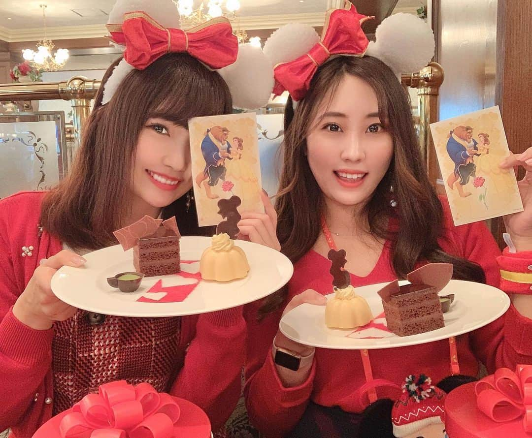 浅井麻里さんのインスタグラム写真 - (浅井麻里Instagram)「🥀🥀﻿ ﻿ 二人とも赤❤️﻿ クリスマスコーデ🎄🎅﻿ ﻿ この時わたし眼帯女だったから、﻿ 撮影の時はポストカードで目隠し😂（笑）﻿ ﻿ ﻿ ディズニーランドのイーストサイドカフェで﻿ クリスマススペシャルセット✨🍽﻿ ﻿ 美女と野獣のデザートおしゃれ🥀﻿ ベルと、野獣(チョコケーキ)モチーフ♥️👸🦁﻿ ﻿ ﻿ 食べ歩きフードも大好きだけど、﻿ レストランでゆっくり楽しむメニューも﻿ 大好き💕😋﻿ ﻿ ﻿ #ディズニーランド#クリスマスコーデ#クリスマスカチューシャ#赤コーデ#ディズニーサングラス#グルジョ#ディズニークリスマス#おやつディズニー#美女と野獣#disneyland#Christmasdisney」12月8日 20時31分 - mari_asai_625