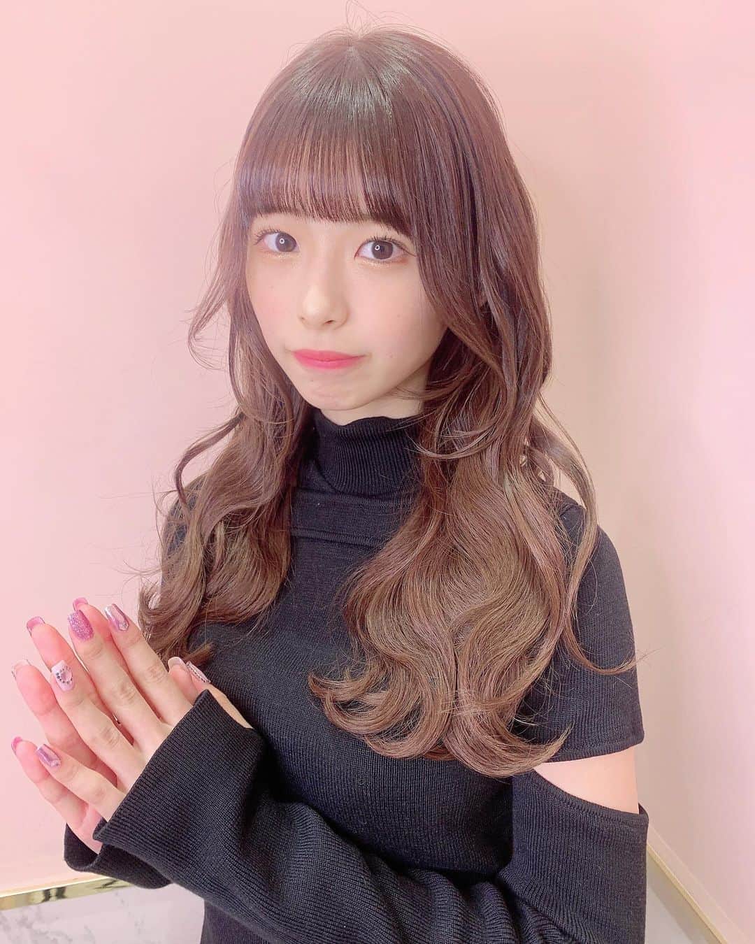 川崎ひかるのインスタグラム：「🐩💕 . . 生誕祭の前にSHIMAの大西さん @leo__nishi に髪の毛を重めにカットしてもらいました🥰トリートメントもとぅるとぅる✨ . . 巻き方も可愛くてシアワセ~🥰 . . . . . #daily #dailylook #selfie #selca #ootd #데일리 #데일리룩 #셀카그램 #셀카 #셀피 #오오티디 #팔로우 #自撮り #アイドル #美容院 #ヘアカラー #ヘアセット #ヘアアレンジ  #ヘアスタイル #巻き髪 #ビジョビ」