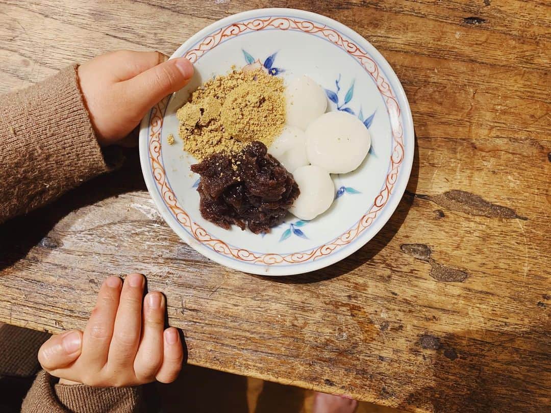 ジュジュのインスタグラム：「ママはいどーぞ❤️ . 初めてのお菓子作りをした坊👏 #おかんお菓子作れないから簡単過ぎやけど😂 . 美味しい美味しいととってもご満悦でした♡ . 写真2👉ちょっと目を離した隙に、白玉を与えられ、カオスな状態になっていた🍙ww #食べては無いよ . さて、どうやら私はWインフルエンザを乗り越えた様子。 . 兄妹💊飲み切った!!! . はぁぁぁぁ 良かった😂 . ☑︎手洗い ☑︎寝る時も家の中ずっとマスク ☑︎鼻うがい、うがい ☑︎プロポリススプレー ☑︎クレベリン置いて。、。 . で何とか乗り切りました♫ #で最後なってたら笑える . #Wインフルエンザ #w/旦那の変化球の風邪 #長かった8日間 #お疲れ様でした #🙇‍♀️」