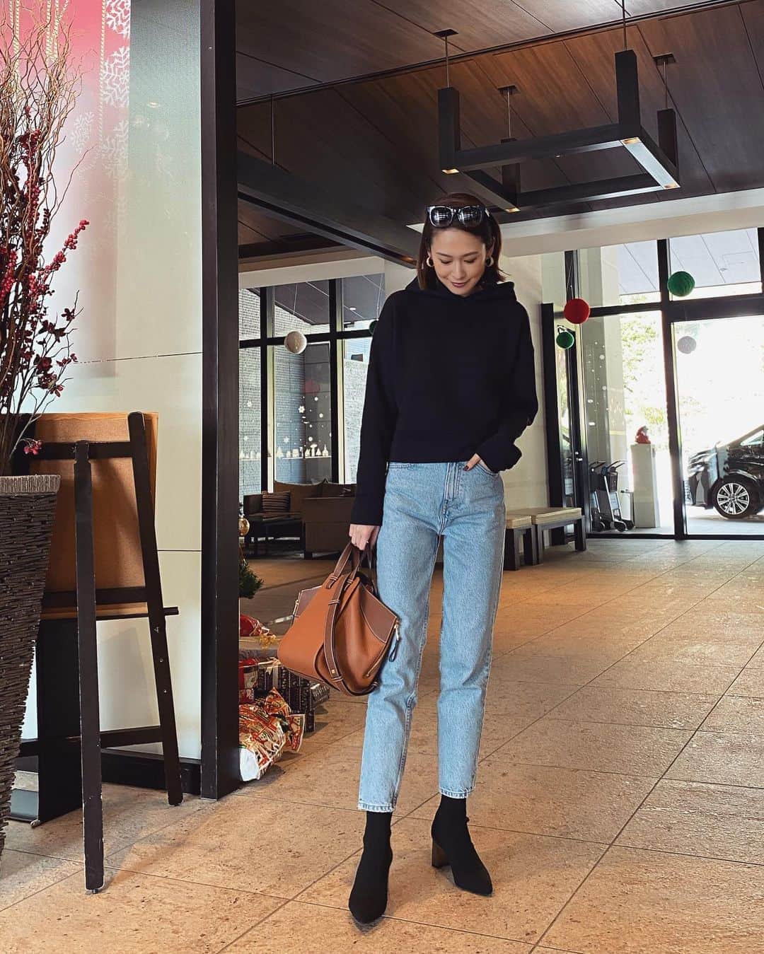 のインスタグラム：「#outfit  先日の旅行コーデ🚘✨ @zara のショート丈のパーカーと、ニットブーツ。 短めデニムに合わせたら足長効果がありました！」