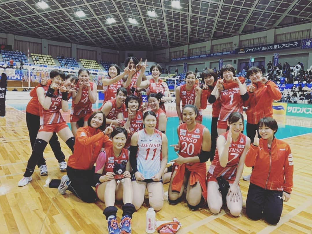 鍋谷友理枝のインスタグラム：「. 2019.12.8 . . １２勝目🐝❤ ２戦連続フルセット。 みんなで最後まで戦い続けて勝ち取った勝利です✨ そして、みなさんの応援のおかげで勝ちきれた２戦でもあったと思います！ まだまだ戦いは続きます。 みんなで１戦必勝でがんばります！！！ 来週もたくさんのご声援よろしくお願いします！ さらに寒くなってきたのでみなさん風邪には気を付けてくださいね～😭⚠ . . . #デンソーエアリービーズ  #vリーグ  #vリーグはバレーだよ #今日の嵐ソングは  #ああ溢れ出す力 #越えてゆく心 #遥か戦いのステージ #あらしっくならわかるはず」