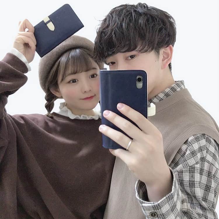 のインスタグラム：「おそろいのスマホケースにした〜🎅🏻 ㅤ @joggo_store で自分でデザインしたよこじくんにも同じのあげた💌 ㅤ 共用のお財布もここで作ったのを愛用しとる🍎 ㅤ クリスマスプレゼントとかにもおすすめ🎁 ㅤ 500円OFFになるクーポン→CMJ19MISANE(有効期限12月31日) ㅤ #JOGGO #ChristmasJOGGO #クリスマスプレゼント #PR #カップル #カップルコーデ #カップルフォト #おそろ #ブラウンコーデ #スウェット #スウェットコーデ #ペアルック #シミラールック #couple」