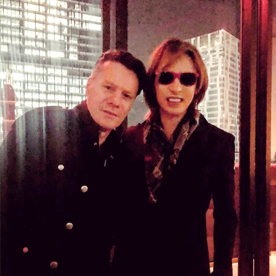 YOSHIKIさんのインスタグラム写真 - (YOSHIKIInstagram)「Glad to get together in Japan at @u2 after party. Because #larrymullenjr introduced me to the physical therapist after my neck surgery,I could start playing drums again. I can’t thank you enough. You are an amazing #drummer and a wonderful person!  #U2 #thejoshuatreetour2019  日本、アフターパーティーで再会。首の手術後、U2のドラマー、ラリーが理学療法士を紹介してくれたおかげで、またドラムが叩けるようになった。本当に感謝！ #yoshiki」12月8日 20時48分 - yoshikiofficial