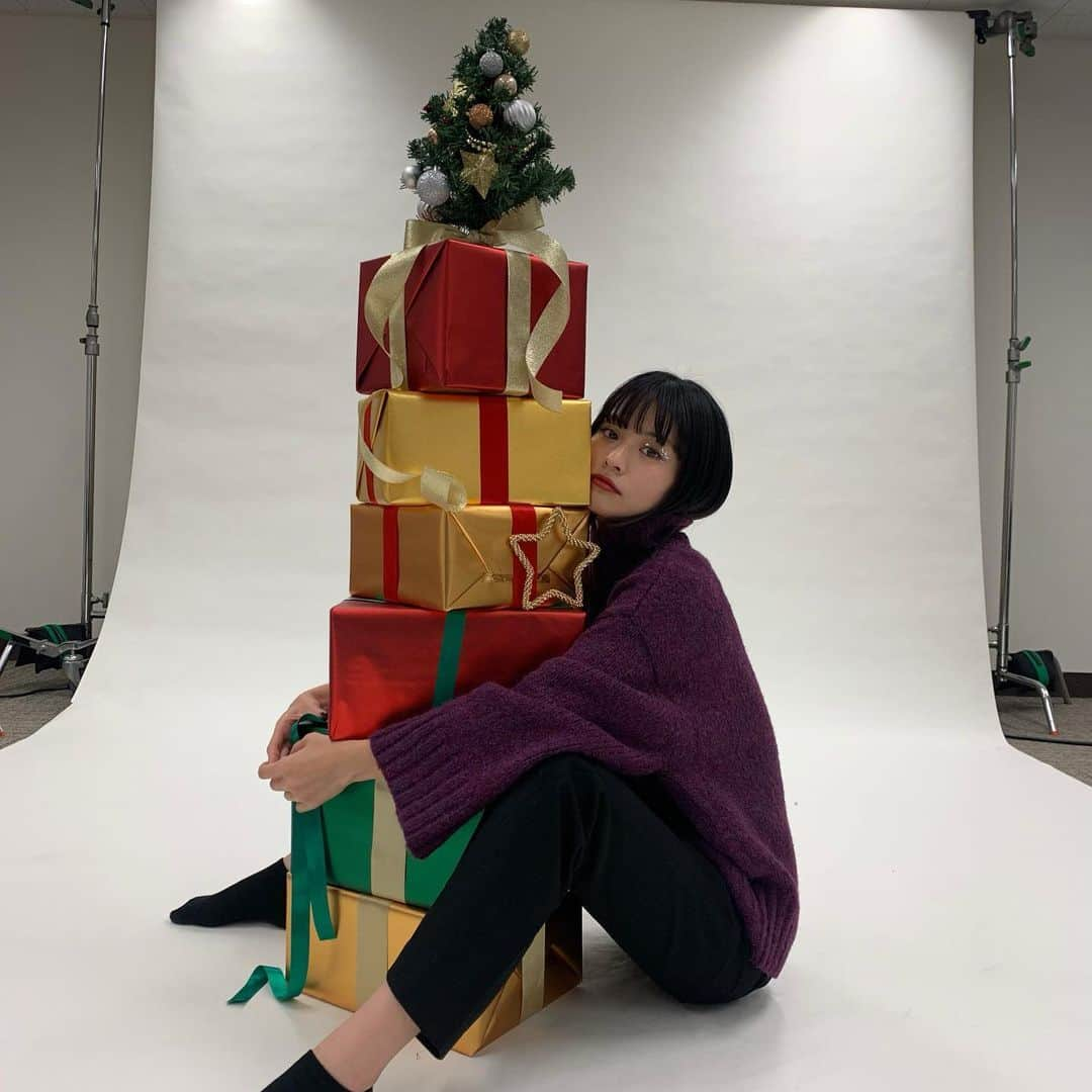 横田ひかるさんのインスタグラム写真 - (横田ひかるInstagram)「プレゼント欲しい？🎅🏻🎄新宿ルミネエストにてクリスマスのリーフレット置いてあります！おすすめのクリスマスプレゼントも紹介しているので、是非チェックしてみてね◎  18日のイベントも楽しみ〜」12月8日 20時51分 - _rncn950805