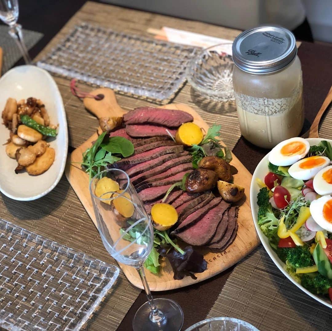 のインスタグラム：「ウォーキングスタイリスト清水春名です。クリスマスパーティー🎄をしました😊。 ダッヂオーブンで作ったローストビーフが最高❣️サーモンや金目鯛をスモークしたり、気分はまるでキャンプ🏕お手製ドレッシングも好評でした~。 久しぶりに集まったメンバーと、初メンバー楽しかったね！またやりたいな✨ #クリスマスパーティー  #ローストビーフ  #プランク  #金目鯛  #サーモン #スモークサーモン  #山盛りサラダ #ワイン5人で4本空く #日本酒1人で空ける #ウォーキングスタイリスト清水春名 #モデル講師 #モデルインストラクター #ハルシェンテ」