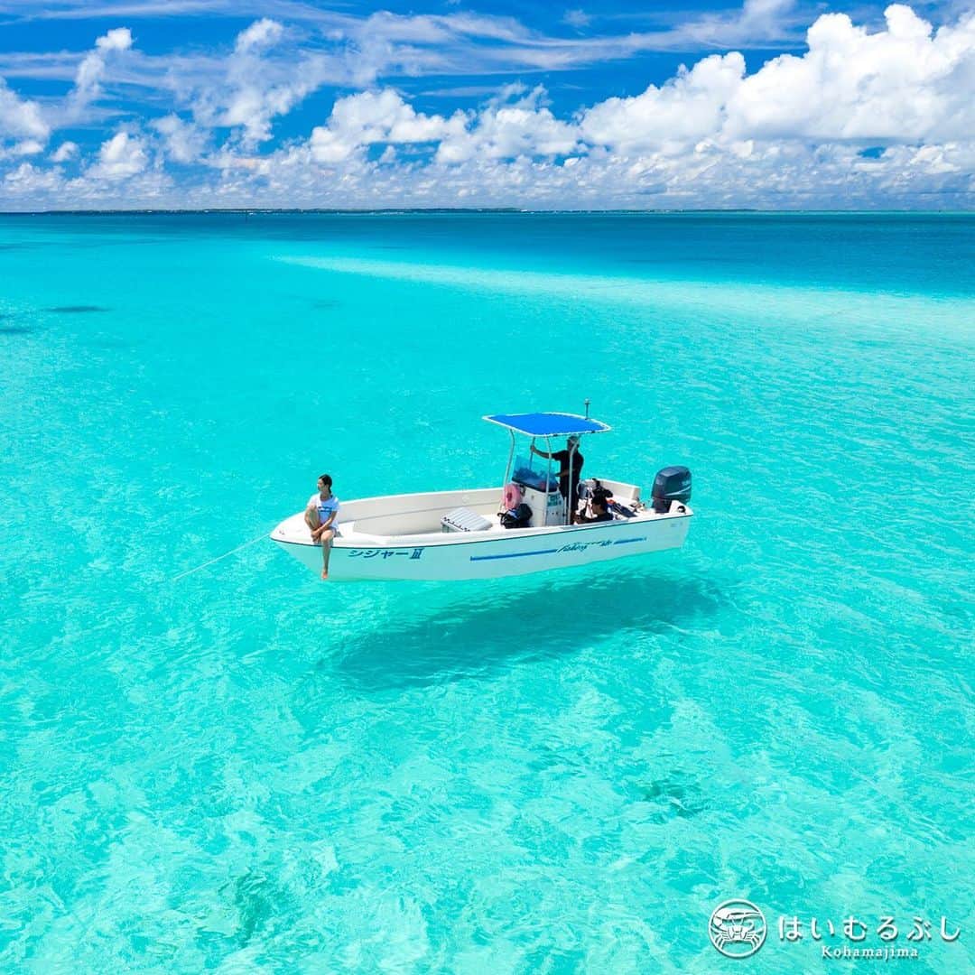 HAIMURUBUSHI はいむるぶしさんのインスタグラム写真 - (HAIMURUBUSHI はいむるぶしInstagram)「ターコイズブルーの海に浮かぶレジャーボート。世界有数の透明度を誇る海では船が宙に浮いたような浮遊感を見ることができます。#沖縄 #八重山諸島 #石西礁湖 #青い海 #サンゴ礁 #ボート #小浜島 #リゾート #ホテル #はいむるぶし #japan #okinawa #yaeyamaislands #bluesea #coralreef #kohamajima #beachresort #snorkeling #haimurubushi」12月8日 21時04分 - haimurubushi_resorts
