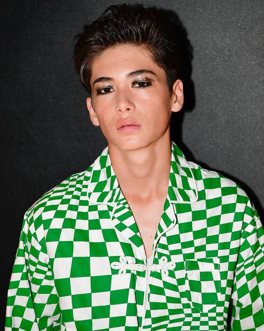 M∙A∙C Cosmetics Japanのインスタグラム：「ㅤ NYLON JAPAN 15TH SHOW MAKEUP PLAYBACK!! トレンドは "NO BORDER"なアイメイク。境目を作らずあえて滲んだような仕上がりで無限の可能性を表現。意志の強さはインサイドラインで。 ㅤ 【ITEM】 コール パワー アイ ペンシル M･A･C グロス *表参道ヒルズ店限定 ㅤ @maccosmeticsjapan @SEA.N96 ㅤ #nylonjapan #nylonjp #nylon #NYLON15THSHOW #maccosmetics #maccosmeticsjapan #mac #beauty #makeup #caelumjp ㅤ ㅤ ㅤ ㅤ ㅤ #MACコスメ #メイク #コスメ #アイライン #アイライナー #NOBORDER #アイメイク #目力 #メンズメイク #ベースメイク #ショー #トレンド #トレンドメイク #eyemakeup #trend #eyeliner #cosmetics」