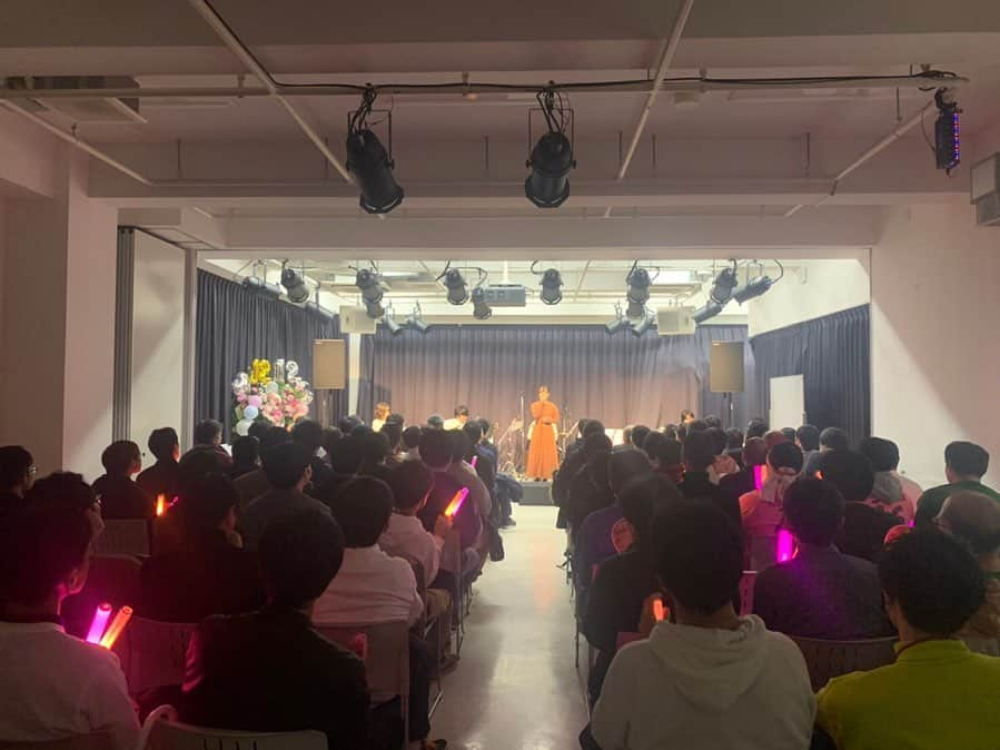 伊藤寧々さんのインスタグラム写真 - (伊藤寧々Instagram)「ㅤㅤㅤㅤㅤㅤㅤㅤㅤㅤㅤㅤㅤ 伊藤寧々BIRTH DAY EVENT2019 2部は生演奏でのライブ！🎸🥁🎹 ㅤㅤㅤㅤㅤㅤㅤㅤㅤㅤㅤㅤㅤ メンバーは、 Gt. はな（らふ。） Ba. てらこだいすけ（ねこね、こねこね。） Key. 石黒さやか Dr. 矢島拓也（ビーチ・バージョン, DQS） ㅤㅤㅤㅤㅤㅤㅤㅤㅤㅤㅤㅤㅤ 演奏してくださった皆さんは、普段それぞれに音楽活動をされています。今回、ご縁があって生誕祭のために集まっていただきました😊 ㅤㅤㅤㅤㅤㅤㅤㅤㅤㅤㅤㅤㅤ リハと本番を合わせて、全員でお会いしたのは4回だけ。 それでも私がやりたい事を汲み取って最高の演奏をしていただきました！ ㅤㅤㅤㅤㅤㅤㅤㅤㅤㅤㅤㅤㅤ この5人、空気感が凄く似ていて…衣装もそれぞれ持ち寄ったのですが全員揃って和菓子みたいな色合いになりました🍡笑 バンドメンバーの皆さんの柔らかい雰囲気のおかげで、ライブもとっても温かいものになったんじゃないかなあ^ ^ ㅤㅤㅤㅤㅤㅤㅤㅤㅤㅤㅤㅤㅤ ㅤㅤㅤㅤㅤㅤㅤㅤㅤㅤㅤㅤㅤ ライブ中にサプライズもしていただきました〜！ 特別に少しだけ…✨ 何度見ても、生演奏のHappy Birthday to Youは素敵☺️ ㅤㅤㅤㅤㅤㅤㅤㅤㅤㅤㅤㅤㅤ  大事な歌の途中に私が思いっきり歌詞を飛ばしたり、それをアンコールでリベンジさせてもらったり。笑 色んなことがあったけれど、温かく見守ってくださるファンの皆さんのおかげで本当に本当に楽しい時間になりました✨ ㅤㅤㅤㅤㅤㅤㅤㅤㅤㅤㅤㅤㅤ 楽屋に戻ってからも、バンドメンバーから更なるサプライズが…！ メッセージを書いてもらっている途中に、私が部屋に戻って来てしまうという私らしい間の悪さでした☺️笑 ㅤㅤㅤㅤㅤㅤㅤㅤㅤㅤㅤㅤㅤ ㅤㅤㅤㅤㅤㅤㅤㅤㅤㅤㅤㅤㅤ ㅤㅤㅤㅤㅤㅤㅤㅤㅤㅤㅤㅤㅤ  昨日は1日を通して本当に本当に幸せな時間を過ごすことが出来ました。 12日で24歳を迎えますが、昨日を振り返ると本当にこうして応援してくださる皆さんに恩返しができるよう頑張っていかなとなあと思える時間になりました。ㅤㅤㅤㅤㅤㅤㅤㅤㅤㅤㅤㅤㅤ 改めてこれからも応援よろしくお願い致します😊！ ㅤㅤㅤㅤㅤㅤㅤㅤㅤㅤㅤㅤㅤ 生誕祭投稿終了！ 関わっていただいたスタッフの皆様、会場をお貸しいただいた東京ベルエポック美容専門学校様、お越しいただいたファンの皆様本当に有難うございました✨😊 ㅤㅤㅤㅤㅤㅤㅤㅤㅤㅤㅤㅤㅤ  #specialthanks  #これが本当の二度見  #ねねころ生誕祭  #はなちゃん  #やじくん  #さやぴ  #てらこちゃん  #バンドメンバー通称 ♡」12月8日 21時00分 - 12neneito12