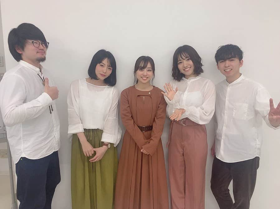 伊藤寧々さんのインスタグラム写真 - (伊藤寧々Instagram)「ㅤㅤㅤㅤㅤㅤㅤㅤㅤㅤㅤㅤㅤ 伊藤寧々BIRTH DAY EVENT2019 2部は生演奏でのライブ！🎸🥁🎹 ㅤㅤㅤㅤㅤㅤㅤㅤㅤㅤㅤㅤㅤ メンバーは、 Gt. はな（らふ。） Ba. てらこだいすけ（ねこね、こねこね。） Key. 石黒さやか Dr. 矢島拓也（ビーチ・バージョン, DQS） ㅤㅤㅤㅤㅤㅤㅤㅤㅤㅤㅤㅤㅤ 演奏してくださった皆さんは、普段それぞれに音楽活動をされています。今回、ご縁があって生誕祭のために集まっていただきました😊 ㅤㅤㅤㅤㅤㅤㅤㅤㅤㅤㅤㅤㅤ リハと本番を合わせて、全員でお会いしたのは4回だけ。 それでも私がやりたい事を汲み取って最高の演奏をしていただきました！ ㅤㅤㅤㅤㅤㅤㅤㅤㅤㅤㅤㅤㅤ この5人、空気感が凄く似ていて…衣装もそれぞれ持ち寄ったのですが全員揃って和菓子みたいな色合いになりました🍡笑 バンドメンバーの皆さんの柔らかい雰囲気のおかげで、ライブもとっても温かいものになったんじゃないかなあ^ ^ ㅤㅤㅤㅤㅤㅤㅤㅤㅤㅤㅤㅤㅤ ㅤㅤㅤㅤㅤㅤㅤㅤㅤㅤㅤㅤㅤ ライブ中にサプライズもしていただきました〜！ 特別に少しだけ…✨ 何度見ても、生演奏のHappy Birthday to Youは素敵☺️ ㅤㅤㅤㅤㅤㅤㅤㅤㅤㅤㅤㅤㅤ  大事な歌の途中に私が思いっきり歌詞を飛ばしたり、それをアンコールでリベンジさせてもらったり。笑 色んなことがあったけれど、温かく見守ってくださるファンの皆さんのおかげで本当に本当に楽しい時間になりました✨ ㅤㅤㅤㅤㅤㅤㅤㅤㅤㅤㅤㅤㅤ 楽屋に戻ってからも、バンドメンバーから更なるサプライズが…！ メッセージを書いてもらっている途中に、私が部屋に戻って来てしまうという私らしい間の悪さでした☺️笑 ㅤㅤㅤㅤㅤㅤㅤㅤㅤㅤㅤㅤㅤ ㅤㅤㅤㅤㅤㅤㅤㅤㅤㅤㅤㅤㅤ ㅤㅤㅤㅤㅤㅤㅤㅤㅤㅤㅤㅤㅤ  昨日は1日を通して本当に本当に幸せな時間を過ごすことが出来ました。 12日で24歳を迎えますが、昨日を振り返ると本当にこうして応援してくださる皆さんに恩返しができるよう頑張っていかなとなあと思える時間になりました。ㅤㅤㅤㅤㅤㅤㅤㅤㅤㅤㅤㅤㅤ 改めてこれからも応援よろしくお願い致します😊！ ㅤㅤㅤㅤㅤㅤㅤㅤㅤㅤㅤㅤㅤ 生誕祭投稿終了！ 関わっていただいたスタッフの皆様、会場をお貸しいただいた東京ベルエポック美容専門学校様、お越しいただいたファンの皆様本当に有難うございました✨😊 ㅤㅤㅤㅤㅤㅤㅤㅤㅤㅤㅤㅤㅤ  #specialthanks  #これが本当の二度見  #ねねころ生誕祭  #はなちゃん  #やじくん  #さやぴ  #てらこちゃん  #バンドメンバー通称 ♡」12月8日 21時00分 - 12neneito12